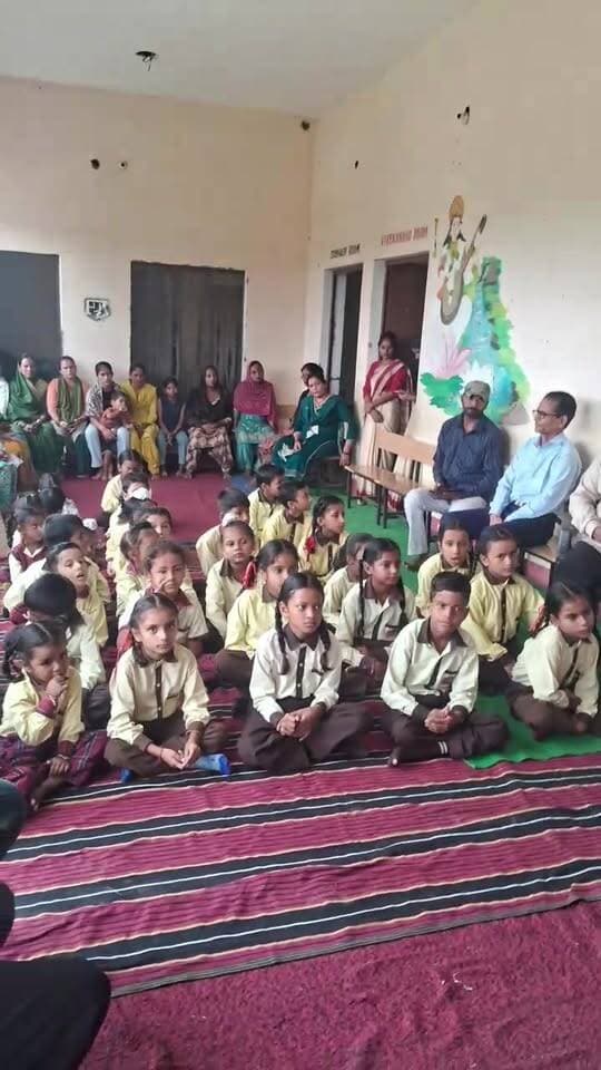 ऐंचता जिला पंचायत सदस्य भास्कर सम्मल बाबा त्रिलोक सरस्वती शिशु मन्दिर विडौरा मझौला में वन्दे मातरम सामूहिक