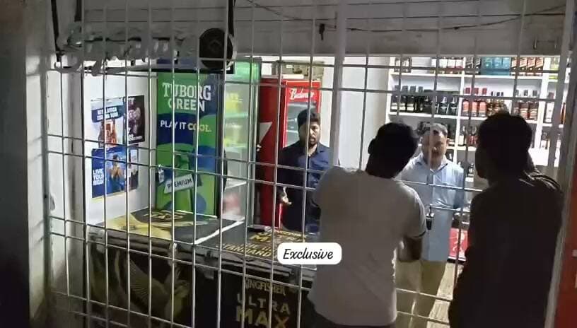 रांची// ओरमांझी ब्लॉक दारू दुकान में घुसा बंदर दारू पी ली है, 1 व्यक्ति को नोची भी है।