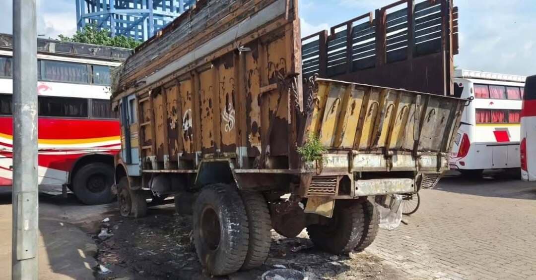 रांची, खादगढ़ा बस टर्मिनल परिसर में लंबे समय से खड़ी लावारिस, कंडम एवं अनुपयोगी बसों/अन्य वाहनों के संबंधित मालिकों को निर्देशित किया जाता है कि वे इस आम सूचना के प्रकाशन की तिथि से 07 दिनों के अंदर अपने-अपने वाहनों को परिसर से अनिवार्य रूप से हटा लें। निर्धारित अवधि में बसें नहीं हटाए जाने पर राँची नगर निगम द्वारा आगामी 07 दिनों के अंदर सक्षम प्राधिकारी/एम.वी.आई. के माध्यम से मूल्यांकन एवं दर निर्धारण कराते हुए नियमानुसार नीलामी की कार्रवाई प्रारंभ की जाएगी। निर्धारित अवधि के पश्चात किसी भी दावे, अनुरोध अथवा आपत्ति पर विचार नहीं किया जाएगा।