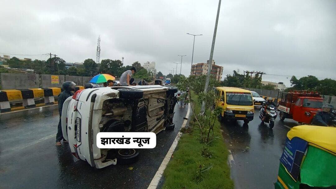 रांची : डिबडीह पुल के ऊपर कार दुर्घटना हुई है। कार डिवाइडर से चढ़ते हुए स्ट्रीट लाईट के पोल को मारते हुए पलट गई है। कार में दो लड़के सवार थे। दोनों को मामूली चोट आई है। राहगीरों की मदद से कार को खड़ी की गई है।