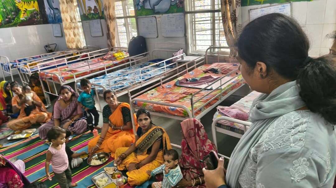 पोषणयुक्त भोजन से आंगनबाड़ी बच्चों के पोषण स्तर में सुधार की पहल
..
सचिव श्रीमती जी.वी. रश्मि और कलेक्टर श्री अंशुल गुप्ता ने ग्यारसपुर में सामुदायिक रसोई का किया अवलोकन, पौष्टिक पोहा चखकर जानी गुणवत्ता
..
महिला एवं बाल विकास विभाग की सचिव श्रीमती जी.वी. रश्मि तथा कलेक्टर श्री अंशुल गुप्ता ने संयुक्त रूप से आज ग्यारसपुर क्षेत्र के भ्रमण के दौरान आंगनबाड़ी केंद्रों के माध्यम से बच्चों को उपलब्ध कराए जा रहे पोषणयुक्त भोजन की व्यवस्थाओं का जायजा लिया। इस दौरान अमेरिकन इंडिया फाउंडेशन के संयुक्त तत्वावधान में लक्ष्मी स्व सहायता समूह द्वारा संचालित सामुदायिक रसोई का अवलोकन किया गया।
प्रमुख सचिव श्रीमती जी.व्ही. रश्मि एवं कलेक्टर श्री अंशुल गुप्ता ने सामुदायिक रसोई में तैयार किए जा रहे भोजन तथा उसे क्षेत्र के आंगनबाड़ी केंद्रों तक पहुंचाने की प्रक्रिया के संबंध में विस्तृत जानकारी प्राप्त की। उन्होंने भोजन की गुणवत्ता, पौष्टिकता तथा स्वच्छता के संबंध में समूह की महिलाओं से चर्चा की और बच्चों के लिए निर्धारित पोषण मापदंडों के अनुरूप भोजन तैयार किए जाने की प्रक्रिया को समझा।
इस अवसर पर सामुदायिक रसोई में तैयार किए जा रहे पौष्टिक पोहा की प्रक्रिया भी सचिव और कलेक्टर ने मौके पर देखी। उन्होंने जानकारी ली कि पोहा तैयार करते समय उसकी पौष्टिकता बढ़ाने के लिए किन-किन पोषक तत्वों एवं खाद्य सामग्री को शामिल किया जाता है तथा बच्चों की पोषण संबंधी आवश्यकताओं को ध्यान में रखते हुए भोजन किस प्रकार तैयार किया जाता है।
सचिव श्रीमती जी.वी. रश्मि एवं कलेक्टर श्री अंशुल गुप्ता ने मौके पर तैयार पौष्टिक पोहा का स्वाद भी चखा तथा भोजन की गुणवत्ता के संबंध में जानकारी ली। उन्होंने सामुदायिक रसोई में कार्यरत स्व सहायता समूह की महिलाओं द्वारा बच्चों के लिए तैयार किए जा रहे भोजन की प्रक्रिया का अवलोकन करते हुए व्यवस्थाओं की सराहना की।
सामुदायिक रसोई के माध्यम से स्थानीय स्तर पर स्व सहायता समूह की महिलाओं को आजीविका से जोड़ने के साथ-साथ आंगनबाड़ी केंद्रों में आने वाले बच्चों को गुणवत्तापूर्ण एवं पौष्टिक भोजन उपलब्ध कराने की दिशा में कार्य किया जा रहा है। इस पहल से महिला सशक्तिकरण और बाल पोषण, दोनों उद्देश्यों को एक साथ आगे बढ़ाने में सहयोग मिल रहा है।
भ्रमण के दौरान सचिव तथा कलेक्टर ने भोजन निर्माण एवं वितरण से जुड़े विभिन्न पहलुओं की जानकारी लेते हुए कहा कि आंगनबाड़ी केंद्रों के बच्चों को उपलब्ध कराया जाने वाला भोजन पौष्टिक, गुणवत्तापूर्ण एवं स्वच्छ होना आवश्यक है। उन्होंने भोजन की तैयारी से लेकर आंगनबाड़ी केंद्रों तक उसके वितरण तक की पूरी प्रक्रिया में गुणवत्ता और स्वच्छता बनाए रखने पर विशेष ध्यान देने के निर्देश दिए। #Vidisha #JansamparkMP