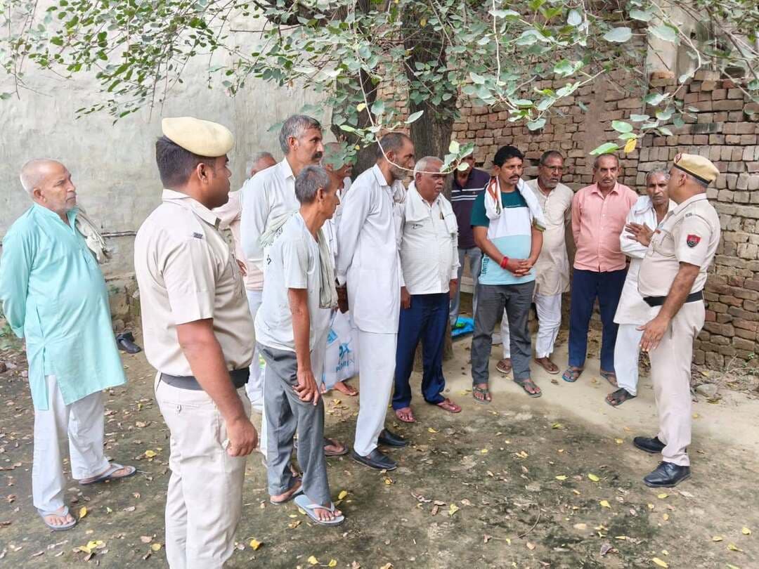 "सेवा संकल्प अभियान" के तहत पलवल पुलिस की नशा मुक्ति टीम ने गांव मीसा में ग्रामीणों को नशे के खिलाफ किया जागरूक।
Aonenews अरविन्द बक्शी
"सेवा संकल्प अभियान" का मुख्य उद्देश्य समाज के प्रत्येक वर्ग को जागरूक कर जिले को नशामुक्त और सुरक्षित बनाना है-दीप्ति गर्ग, एसपी पलवल।
पलवल: हरियाणा सरकार और हरियाणा पुलिस द्वारा चलाए जा रहे सेवा संकल्प अभियान के तहत जिले में नशा मुक्ति और सामाजिक जागरूकता गतिविधियों को गति दी जा रही है। इसी कड़ी में पुलिस अधीक्षक पलवल दीप्ति गर्ग, आईपीएस के कुशल मार्गदर्शन में पलवल पुलिस की नशा मुक्ति टीम ने गांव मीसा में एक विशेष जागरूकता कार्यक्रम का आयोजन किया। कार्यक्रम के दौरान पुलिस टीम ने ग्रामीणों और युवाओं को नशे के दुष्प्रभावों के प्रति जागरूक करते हुए उन्हें इससे दूर रहने का संदेश दिया।
जागरूकता कार्यक्रम के दौरान नशा मुक्ति टीम के पुलिस अधिकारियों ने नशा मुक्त भारत पखवाड़ा के अंतर्गत नशा छोड़ो, जिंदगी से नाता जोड़ो का संदेश देते हुए ग्रामीणों को समझाया कि नशा न केवल व्यक्ति के स्वास्थ्य को नष्ट करता है, बल्कि पूरे परिवार और समाज को मानसिक व आर्थिक रूप से खोखला कर देता है। टीम ने युवाओं को किसी भी प्रकार के नशे से दूर रहकर खेलकूद, पढ़ाई और राष्ट्र निर्माण की गतिविधियों में अपनी ऊर्जा लगाने के लिए प्रेरित किया।
कार्यक्रम में उपस्थित ग्रामीणों को मानस हेल्पलाइन नंबर 1933 तथा पुलिस हेल्पलाइन नंबरों की जानकारी दी गई। ग्रामीणों से अपील की गई कि यदि उनके क्षेत्र में कोई व्यक्ति नशे का कारोबार करता है या अवैध गतिविधियों में लिप्त है, तो इसकी सूचना तुरंत पुलिस को दें। सूचना देने वाले व्यक्ति का नाम और पहचान पूरी तरह गुप्त रखी जाएगी।
पुलिस अधीक्षक पलवल दीप्ति गर्ग, आईपीएस ने अपने संदेश में कहा कि सेवा संकल्प अभियान का मुख्य उद्देश्य समाज के प्रत्येक वर्ग को जागरूक कर जिले को नशामुक्त और सुरक्षित बनाना है। पुलिस और जनता के आपसी सहयोग से ही नशे की इस सामाजिक बुराई को जड़ से खत्म किया जा सकता है। इस अवसर पर गांव के गणमान्य व्यक्ति, युवा और पलवल पुलिस की टीम उपस्थित रही।
