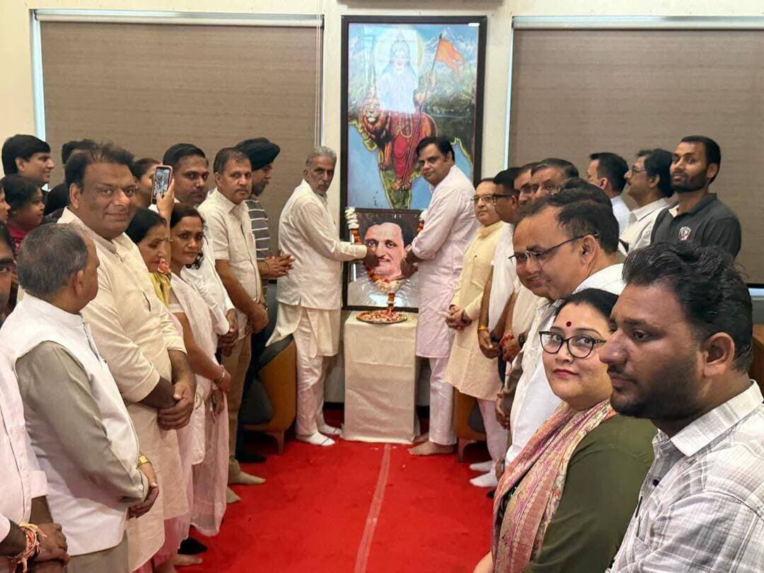 पंडित दीनदयाल जी के विचारों से प्रेरित होकर 25 वर्षों से जन-जन को सशक्त कर रहे हैं मोदी: कृष्णपाल गुर्जर
पंडित जी के अंत्योदय के संकल्प को साकार कर रहे हैं प्रधानमंत्री मोदी : कृष्णपाल गुर्जर
फरीदाबाद जिले के सभी 877 बूथों पर मनाई गई पंडित दीनदयाल उपाध्याय की जयंती
Aonenews अरविन्द बक्शी
फरीदाबाद, 25 सितंबर
केंद्रीय सहकारिता राज्यमंत्री कृष्णपाल गुर्जर ने कहा कि पंडित दीनदयाल उपाध्याय ने अपना पूरा जीवन राष्ट्र और समाज की सेवा के लिए समर्पित किया। उन्होंने समाज के अंतिम पंक्ति में खड़े व्यक्ति के उत्थान को राष्ट्र निर्माण का महत्वपूर्ण आधार माना। उनके एकात्म मानववाद, संस्कृतिक राष्ट्रवाद, आत्मनिर्भर भारत एवं अंत्योदय के विचारों ने गरीब, वंचित और जरूरतमंद लोगों के कल्याण के साथ-साथ समाज के सभी वर्गों के समग्र विकास को विशेष महत्व दिया।
गुर्जर ने आगे कहा कि प्रधानमंत्री नरेंद्र मोदी के नेतृत्व में भाजपा की केंद्र सरकार और प्रदेश सरकार पंडित दीनदयाल उपाध्याय के अंत्योदय के सिद्धांत और एकात्म मानववाद से प्रेरणा लेकर विभिन्न जनकल्याणकारी योजनाओं के माध्यम से समाज के जरूरतमंद वर्गों तक विकास का लाभ पहुँचाकर जन-जन को सशक्त कर रही है । भाजपा सरकारों का प्रयास है कि विकास की योजनाओं का लाभ समाज के अंतिम व्यक्ति तक पहुंचे और कोई भी जरूरतमंद व्यक्ति विकास की मुख्यधारा से वंचित न रहे।
भारतीय जनता पार्टी फरीदाबाद जिला द्वारा पंडित दीनदयाल उपाध्याय की जयंती के अवसर पर बूथ नं. 178 पर स्थित भाजपा जिला कार्यालय “अटल कमल” पर जिला अध्यक्ष पंकज पूजन रामपाल की अध्यक्षता में कार्यक्रम आयोजित किया गया। कार्यक्रम में केंद्रीय सहकारिता राज्यमंत्री श्री कृष्णपाल गुर्जर मुख्य अतिथि के रूप में उपस्थित रहे। उन्होंने जिला अध्यक्ष पंकज पूजन रामपाल, जिला महामंत्री चौधरी प्रवीण गर्ग, पार्षद गणों हरेन्द्र भड़ाना, अजय बैसला, विनोद भाटी, मनोज वशिष्ठ, संजीव कुमार, जगत फागना और भाजपा कार्यकर्ताओं के साथ पंडित दीनदयाल उपाध्याय के चित्र पर पुष्प अर्पित कर उन्हें भावभीनी श्रद्धांजलि अर्पित की और उनके राष्ट्रसेवा, एकात्म मानववाद और अंत्योदय के विचारों को याद करते हुए कहा कि पंडित दीनदयाल उपाध्याय का जीवन, संघर्ष और एकात्म मानववाद तथा अंत्योदय का दर्शन आज भी समाज और राष्ट्र के लिए प्रासंगिक है।
इस अवसर पर भाजपा जिला अध्यक्ष पंकज पूजन रामपाल ने बताया कि फरीदाबाद जिले के सभी 877 बूथों पर पंडित दीनदयाल उपाध्याय की जयंती मनाई गई। बूथ पर आयोजित इन कार्यक्रमों में सभी मंत्री गण, विधायक गण, वरिष्ठ नेता, पार्टी पदाधिकारी एवं कार्यकर्ता उपस्थित रहे और सभी ने पंडित जी को श्रद्धांजलि अर्पित की।
जिला अध्यक्ष पंकज पूजन रामपाल ने पंडित दीनदयाल उपाध्याय के जीवन पर प्रकाश डालते हुए कहा कि उनका जन्म 25 सितंबर 1916 को नंगला चंद्रभान में हुआ था। उनका बचपन कठिन परिस्थितियों में बीता, लेकिन उन्होंने अपनी पढ़ाई जारी रखते हुए अपनी प्रतिभा का परिचय दिया। पंडित दीनदयाल उपाध्याय ने व्यक्तिगत सुख-सुविधाओं और सरकारी नौकरी का मोह छोड़कर राष्ट्रसेवा का मार्ग चुना तथा अपना सर्वस्व देश के लिए समर्पित कर दिया। उनका जीवन सादगी, त्याग, संघर्ष और राष्ट्रसेवा की मिसाल है। अंत्योदय और एकात्म मानववाद के उनके विचार आज भी समाज के अंतिम व्यक्ति के उत्थान और राष्ट्र निर्माण की प्रेरणा देते हैं और इसी क्रम में भाजपा संगठन द्वारा सेवा संकल्प अभियान के तहत जन सेवा के अनेकों कार्य किये जा रहे हैं ।
इस कार्यक्रम में भाजपा जिला उपाध्यक्ष धर्मबीर भड़ाना, जिला सचिव तरनजीत सिंह भाटिया, मनीष छोंकर, अनुराधा डीगवाल, पुनीता झा, ओबीसी मोर्चा के जिला अध्यक्ष प्रवीण चौधरी, जिला मीडिया प्रभारी विनोद गुप्ता, जिला आईटी संयोजक शिवम रतन, संदीप अधाना, मंडल अध्यक्ष तृप्ति माला, मुकेश झा, सुधीर मेहता, अमित आहुजा, अश्वनी गुलाटी, विनय भाटी, संजय अरोड़ा, सतेंद्र पाण्डे, नवीन नागर, दीपा भंडारी, मनमोहन भाटिया, बबली पंत, रेणु, माधव रावत, महेंद्र सिंह, जगदीश कुमार, गौरव कोली, सचिन गुप्ता, अभिषेक राणा और अन्य भाजपा कार्यकर्ता मौजूद रहे।