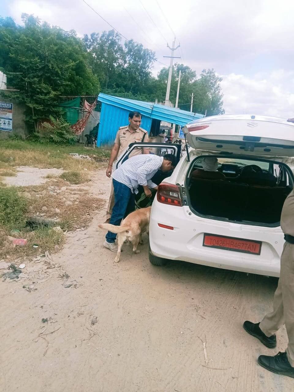 पलवल पुलिस ने स्नीफर डॉग 'डेनी' के साथ उटावड थाना क्षेत्र में चलाया सघन चेकिंग अभियान; वाहनों और संदिग्ध स्थलों की ली गई तलाशी।
Aonenews अरविन्द बक्शी
जिले को नशामुक्त बनाने और आमजन में सुरक्षा का माहौल कायम रखने के लिए अभियान लगातार जारी रहेंगे। अवैध नशा तस्करी में संलिप्त के खिलाफ पुलिस सख्त से सख्त कानूनी कार्रवाई करेगी-दीप्ति गर्ग, एसपी पलवल।
पलवल: पुलिस अधीक्षक पलवल डॉ. दीप्ति गर्ग, आईपीएस के कुशल मार्गदर्शन एवं दिशा-निर्देशों के तहत जिले में आपराधिक गतिविधियों पर रोक लगाने तथा नशामुक्त समाज के निर्माण के लिए विशेष अभियान चलाया जा रहा है। इसी कड़ी में उटावड थाना क्षेत्र के अंतर्गत पुलिस टीम द्वारा स्नीफर डॉग "डेनी" को साथ लेकर नशीले पदार्थों की रोकथाम व संदिग्ध वाहनों की सघन चेकिंग का विशेष अभियान आयोजित किया गया।
उटावड थाना प्रभारी निरीक्षक दिनेश कुमार ने बताया कि अभियान के दौरान पुलिस टीम ने स्नीफर डॉग 'डेनी' के सहयोग से क्षेत्र के व्यस्त बाजारों, दुकानों, मेडिकल स्टोर के आसपास के क्षेत्रों तथा प्रमुख मार्गों पर गहनता से निरीक्षण किया। चेकिंग के दौरान सड़कों से गुजरने वाले चार पहिया व दो पहिया संदिग्ध वाहनों की बारीकी से तलाशी ली गई। स्नीफर डॉग 'डेनी' के जरिए गाड़ियों की डिग्गी, सीटों और अंदरूनी हिस्सों को चेक किया गया ताकि किसी भी प्रकार के अवैध नशीले पदार्थों या संदिग्ध वस्तुओं की तस्करी को रोका जा सके।
पुलिस अधीक्षक पलवल डॉ. दीप्ति गर्ग, आईपीएस ने जानकारी देते हुए बताया कि जिले को नशामुक्त बनाने और आमजन में सुरक्षा का माहौल कायम रखने के लिए ऐसे आकस्मिक चेकिंग अभियान लगातार जारी रहेंगे। उन्होंने स्पष्ट किया कि अवैध नशा तस्करी व किसी भी प्रकार के अपराध में संलिप्त पाए जाने वाले असामाजिक तत्वों के खिलाफ पुलिस सख्त से सख्त कानूनी कार्रवाई करेगी।
पलवल पुलिस ने आमजन से भी अपील की है कि यदि वे अपने आसपास किसी भी प्रकार की संदिग्ध गतिविधि या नशीले पदार्थों की बिक्री देखते हैं, तो इसकी तुरंत सूचना स्थानीय पुलिस या मानस हेल्पलाइन नंबर 1933 पर दें। सूचना देने वाले व्यक्ति की पहचान पूरी तरह से गुप्त रखी जाएगी।