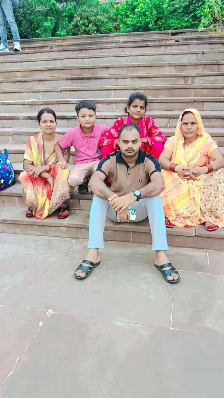 🛕 बनारस की गलियों में परिवार संग यादगार पल ❤️
काशी विश्वनाथ की पावन नगरी वाराणसी (बनारस) में समस्त परिवार के साथ घूमने और खूबसूरत पलों को यादों में संजोने का आनंद ही अलग है।
अपनों का साथ, काशी का आध्यात्मिक वातावरण और गंगा किनारे की खूबसूरती—ये पल हमेशा दिल के करीब रहेंगे। 🙏❤️
परिवार साथ हो तो हर सफर खास बन जाता है।
