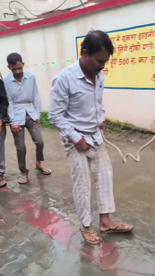 लंगड़ाते हुए कोर्ट पहुंचे आरोपी, कान पकड़कर मांगी माफी, पुलिस कार्रवाई की तारीफ।
*समस्तीपुर, 25 सितंबर 2026 ;
बिहार के समस्तीपुर जिला के कर्पूरीग्राम थाना क्षेत्र के जगतसिंहपुर गांव में युवती से छेड़खानी के मामले में गिरफ्तार आरोपियों को पुलिस कोर्ट लेकर पहुंची। कोर्ट परिसर में सभी आरोपी लंगड़ाते हुए और पुलिसकर्मियों के कंधे का सहारा लेकर चलते दिखाई दिए। इस दौरान कुछ आरोपियों ने कान पकड़कर माफी भी मांगी।
बताया गया है कि गिरफ्तारी के बाद पुलिस सभी आरोपियों को मेडिकल जांच के लिए सदर अस्पताल ले गई थी। अस्पताल से बाहर निकलते समय वे सामान्य रूप से चल रहे थे, लेकिन पूछताछ के बाद जब उन्हें न्यायालय में पेश किया गया तो उनकी चाल में परेशानी दिखी। कोर्ट परिसर में आरोपियों के लंगड़ाने का वीडियो भी सामने आया है।
हालांकि पुलिस द्वारा पिटाई के आरोप की आधिकारिक पुष्टि नहीं हुई है। स्थानीय लोग पुलिस की कार्रवाई की तारीफ कर रहे हैं।
सभी आरोपियों को 15 दिनों की न्यायिक हिरासत में भेज दिया गया है।