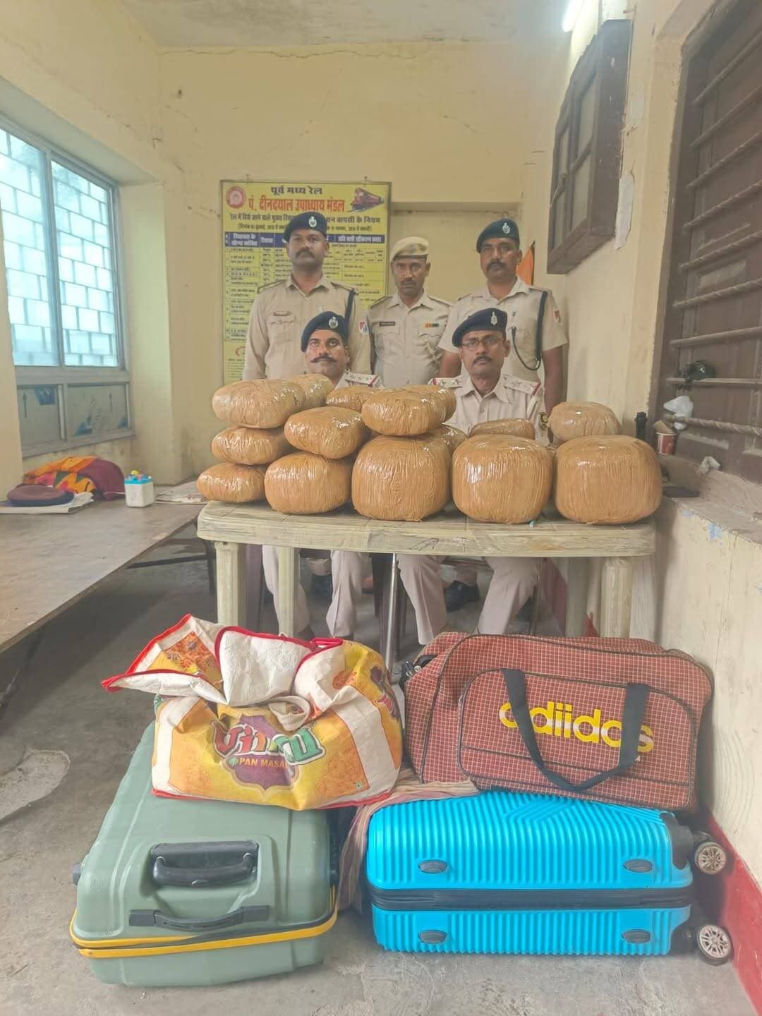 नवीनगर रेलवे स्टेशन पर 31.892 किलो गांजा बरामद, चार बैग में छिपाकर रखे थे 21 पैकेट।
<nis:link nis:type=tag nis:id=aaptaknewspoint1 nis:value=aaptaknewspoint1 nis:enabled=true nis:link/> <nis:link nis:type=tag nis:id=biharnews nis:value=BiharNews nis:enabled=true nis:link/> <nis:link nis:type=tag nis:id=bihar nis:value=bihar nis:enabled=true nis:link/> <nis:link nis:type=tag nis:id=nonfollowers nis:value=nonfollowers nis:enabled=true nis:link/> <nis:link nis:type=tag nis:id=aurangabad nis:value=aurangabad nis:enabled=true nis:link/> <nis:link nis:type=tag nis:id=samratchoudhary nis:value=samratchoudhary nis:enabled=true nis:link/> <nis:link nis:type=tag nis:id=reelsviralシ nis:value=reelsviralシ nis:enabled=true nis:link/>
बारुण/नवीनगर। नवीनगर रेलवे स्टेशन के प्लेटफार्म नंबर दो पर आरपीएफ और रेल पुलिस की संयुक्त कार्रवाई में 31.892 किलोग्राम गांजा बरामद किया गया है। गांजा स्टेशन के नेम बोर्ड के समीप लावारिस हालत में रखे दो ट्रॉली बैग, एक झोला और एक अन्य बैग से बरामद हुआ। बरामद गांजा को कुल 21 पैकेटों में सेलो टेप से लपेटकर रखा गया था। मामले में किसी आरोपी की पहचान नहीं हो सकी है।
जानकारी के अनुसार, नवीनगर आरपीएफ पोस्ट के प्रभारी निरीक्षक राम विलास राम को गांजा की खेप के संबंध में गुप्त सूचना मिली थी। सूचना के आधार पर आरपीएफ टीम ने नवीनगर रेलवे स्टेशन पर छापेमारी अभियान चलाया। इसी दौरान प्लेटफार्म नंबर दो पर स्टेशन नेम बोर्ड के पास कुछ सामान लावारिस अवस्था में दिखाई दिया। संदेह होने पर टीम ने सामान की तलाशी ली।
तलाशी के दौरान चार अलग-अलग सामान बरामद हुए। जांच करने पर इनमें सेलो टेप से लिपटे 21 पैकेट मिले। पैकेटों की जांच में गांजा होने की पुष्टि हुई। सभी पैकेटों को जब्त कर वजन कराया गया, जिसमें कुल 31.892 किलोग्राम गांजा पाया गया।
रेल थाना सोननगर के थानाध्यक्ष श्याम रजक ने बताया कि मामले में रेल थाना सोननगर कांड संख्या 48/26 दर्ज करते हुए अज्ञात के विरुद्ध एनडीपीएस एक्ट के तहत प्राथमिकी दर्ज की गई है। पुलिस अब यह पता लगाने में जुटी है कि गांजा की खेप स्टेशन तक कौन लेकर आया था और इसे कहां पहुंचाया जाना था।
जांच के तहत रेलवे स्टेशन पर लगे सीसीटीवी कैमरों के फुटेज खंगाले जा रहे हैं। पुलिस अन्य तकनीकी और अनुसंधान के माध्यम से भी संदिग्ध व्यक्ति की पहचान करने का प्रयास कर रही है। साथ ही गांजा के स्रोत और संभावित गंतव्य का पता लगाने की कार्रवाई जारी है।
आरपीएफ और रेल पुलिस की इस कार्रवाई के बाद नवीनगर रेलवे स्टेशन परिसर में मादक पदार्थों की तस्करी पर निगरानी और सख्त किए जाने की बात सामने आई है।