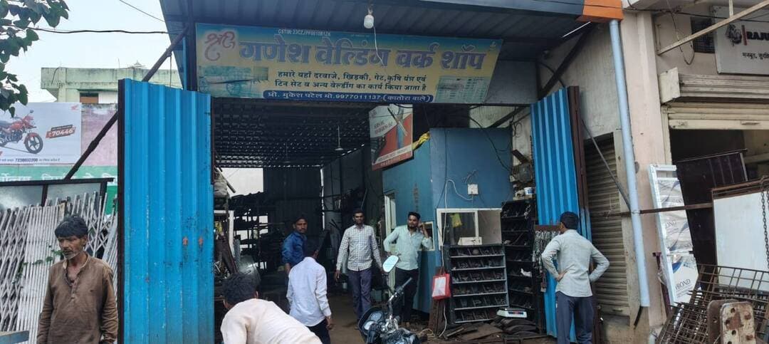 मुख्यमंत्री उद्यम क्रांति योजना से गणेश वेल्डिंग वर्कशॉप को मिला विस्तार
________________
₹15 लाख की ऋण सहायता से व्यवसाय को नई गति, 5 लोगों को मिला रोजगार
________________
ग्राम बेड़िया के मुकेश पटेल बने आत्मनिर्भरता की मिसाल
________________
स्वरोजगार से आगे बढ़कर अन्य लोगों के लिए भी रोजगार का सृजन
________________
खरगोन 25 सितंबर 2026। जिले में मुख्यमंत्री उद्यम क्रांति योजना युवाओं एवं उद्यमियों को स्वरोजगार स्थापित करने तथा मौजूदा व्यवसायों के विस्तार के लिए वित्तीय सहायता उपलब्ध कराने में महत्वपूर्ण भूमिका निभा रही है। योजना से लाभान्वित ग्राम बेड़िया निवासी श्री मुकेश पटेल ने ऋण सहायता का उपयोग अपनी ‘गणेश वेल्डिंग वर्कशॉप’ के विस्तार में कर व्यवसाय को नई दिशा दी है। आज वे स्वयं आत्मनिर्भर बनने के साथ ही 5 अन्य व्यक्तियों को रोजगार भी उपलब्ध करा रहे हैं।
पहले से संचालित व्यवसाय को विस्तार देने का लिया संकल्प
ग्राम बेड़िया निवासी श्री मुकेश पटेल पूर्व से ही गणेश वेल्डिंग वर्कशॉप का संचालन कर रहे थे। व्यवसाय के प्रति उनकी मेहनत और लगन के साथ वर्कशॉप को और अधिक विस्तारित करने की इच्छा थी। इसके लिए आधुनिक सुविधाओं और आवश्यक संसाधनों में निवेश करने के लिए अतिरिक्त पूंजी की आवश्यकता थी। ऐसे समय में मुख्यमंत्री उद्यम क्रांति योजना उनके लिए व्यवसाय को आगे बढ़ाने का माध्यम बनी।
जिला व्यापार एवं उद्योग केंद्र से मिला मार्गदर्शन
व्यवसाय के विस्तार के लिए वित्तीय सहायता की तलाश के दौरान श्री मुकेश पटेल को जिला व्यापार एवं उद्योग केंद्र, खरगोन के अधिकारियों से मुख्यमंत्री उद्यम क्रांति योजना की जानकारी प्राप्त हुई। अधिकारियों ने उन्हें योजना की पात्रता, ऋण सुविधा एवं आवेदन प्रक्रिया के संबंध में मार्गदर्शन दिया। जानकारी मिलने के बाद श्री पटेल ने योजना के अंतर्गत ऋण के लिए आवेदन किया।
क्या है मुख्यमंत्री उद्यम क्रांति योजना
मुख्यमंत्री उद्यम क्रांति योजना मध्यप्रदेश शासन की ऐसी पहल है, जिसका उद्देश्य युवाओं एवं पात्र हितग्राहियों को स्वरोजगार एवं उद्यम स्थापित करने के लिए बैंक ऋण के माध्यम से आर्थिक सहयोग उपलब्ध कराना है। योजना के माध्यम से पात्र आवेदकों को व्यवसाय शुरू करने अथवा मौजूदा व्यवसाय को आगे बढ़ाने के लिए वित्तीय संस्थाओं से ऋण सुविधा प्राप्त करने में सहायता मिलती है। योजना का उद्देश्य युवाओं को नौकरी तलाशने वाले से आगे बढ़ाकर स्वरोजगार एवं रोजगार सृजन करने वाले उद्यमी के रूप में विकसित करना है।
₹15 लाख की ऋण सहायता से वर्कशॉप का विस्तार
मुख्यमंत्री उद्यम क्रांति योजना के अंतर्गत श्री मुकेश पटेल को ₹15 लाख का ऋण प्राप्त हुआ। उन्होंने प्राप्त ऋण राशि का उपयोग अपनी गणेश वेल्डिंग वर्कशॉप के विस्तार एवं व्यवसाय को मजबूत बनाने में किया। वित्तीय सहायता मिलने से वर्कशॉप में आवश्यक संसाधनों का विस्तार हुआ और व्यवसाय को नई गति मिली।
व्यवसाय बढ़ा तो रोजगार के अवसर भी बढ़े
श्री मुकेश पटेल ने अपने व्यवसाय के विस्तार के साथ ही 5 अन्य व्यक्तियों को रोजगार उपलब्ध कराया। इस प्रकार योजना से प्राप्त ऋण सहायता का लाभ केवल उनके व्यवसाय तक सीमित नहीं रहा, बल्कि इससे अन्य लोगों के लिए भी रोजगार के अवसर निर्मित हुए।
आत्मनिर्भरता की ओर बढ़ते मुकेश पटेल
आज श्री मुकेश पटेल ग्राम बेड़िया में अपनी गणेश वेल्डिंग वर्कशॉप का सफलतापूर्वक संचालन कर रहे हैं। व्यवसाय के विस्तार से उनकी आर्थिक गतिविधियों को मजबूती मिली है और वे आत्मनिर्भरता की ओर आगे बढ़ रहे हैं। साथ ही अन्य लोगों को रोजगार देकर वे स्थानीय स्तर पर आर्थिक गतिविधियों को बढ़ावा देने में भी योगदान दे रहे हैं।
अन्य युवाओं के लिए बनी प्रेरणा
श्री मुकेश पटेल की सफलता यह संदेश देती है कि सरकारी योजनाओं की जानकारी, उचित मार्गदर्शन और उद्यमशीलता के संकल्प से स्वरोजगार को सफल व्यवसाय में बदला जा सकता है। मुख्यमंत्री उद्यम क्रांति योजना के माध्यम से मिली सहायता ने उनके व्यवसाय को विस्तार देने के साथ ही रोजगार सृजन का अवसर भी प्रदान किया है।
मुख्यमंत्री उद्यम क्रांति योजना — स्वरोजगार को सशक्त बनाने, आत्मनिर्भरता को बढ़ावा देने और रोजगार सृजन की दिशा में मध्यप्रदेश शासन की महत्वपूर्ण पहल।
#JansamparkMP #khargone #सेवा_संकल्प_अभियान