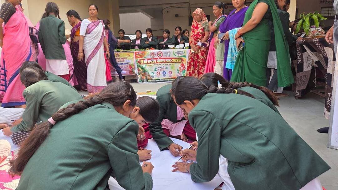राष्ट्रीय पोषण माह में बालिकाओं को पोषण एवं स्वास्थ्य के प्रति किया जागरूक
________________
कन्या शिक्षा परिषद धूलकोट में 91 बालिकाओं के हीमोग्लोबिन की हुई जांच
________________
क्विज एवं पोस्टर प्रतियोगिता के माध्यम से दिया संतुलित आहार का संदेश
________________
खरगोन 25 सितंबर 2026। महिला एवं बाल विकास विभाग की पहल के तहत राष्ट्रीय पोषण माह 2026 के अंतर्गत भगवानपुरा विकासखंड स्थित कन्या शिक्षा परिषद, धूलकोट में कक्षा 6 से 12वीं तक की छात्राओं के लिए पोषण जागरूकता कार्यक्रम आयोजित किया गया। राष्ट्रीय पोषण माह का आयोजन 9 सितंबर से 8 अक्टूबर 2026 तक किया जा रहा है। इस वर्ष अभियान की थीम “हमारी आंगनवाड़ी, हमारी जिम्मेदारी” है।
कार्यक्रम में किशोरियों को संतुलित आहार, पोषण विविधता, पर्याप्त प्रोटीन सेवन, एनीमिया की रोकथाम तथा किशोरावस्था में स्वास्थ्य एवं पोषण के महत्व की जानकारी दी गई। साथ ही मासिक धर्म स्वच्छता एवं स्वास्थ्य, व्यक्तिगत स्वच्छता और स्वस्थ जीवनशैली जैसे विषयों पर भी विद्यार्थियों से संवाद किया गया।
कार्यक्रम के दौरान 91 बालिकाओं के हीमोग्लोबिन स्तर की जांच की गई। जांच के आधार पर बालिकाओं को आयरन एवं पोषणयुक्त आहार के महत्व की जानकारी दी गई। सामान्य हीमोग्लोबिन स्तर वाली बालिकाओं को भी संतुलित आहार और नियमित स्वास्थ्य जांच के लिए प्रेरित किया गया।
विद्यार्थियों की सहभागिता बढ़ाने के लिए क्विज एवं पोस्टर निर्माण प्रतियोगिता आयोजित की गई। प्रतियोगिता में उत्कृष्ट प्रदर्शन करने वाले विद्यार्थियों को प्रथम, द्वितीय एवं तृतीय पुरस्कार प्रदान कर प्रोत्साहित किया गया।
कार्यक्रम में डॉ. चंद्रजीत सावले, जिला स्वास्थ्य अधिकारी, डॉ. चेतन कलमे, परियोजना अधिकारी श्री नन्दराम सिंह सहित अंतरा फाउंडेशन की टीम की सहभागिता रही। स्थानीय आंगनवाड़ी कार्यकर्ता, आशा, सीएचओ एवं एएनएम ने भी विद्यार्थियों को स्वास्थ्य एवं पोषण से संबंधित महत्वपूर्ण जानकारी दी।
कार्यक्रम के माध्यम से किशोरियों को संदेश दिया गया कि संतुलित एवं पौष्टिक आहार, नियमित स्वास्थ्य जांच और व्यक्तिगत स्वच्छता अपनाकर एनीमिया एवं कुपोषण की रोकथाम की जा सकती है।
#JansamparkMP #khargone #सेवा_संकल्प_अभियान
