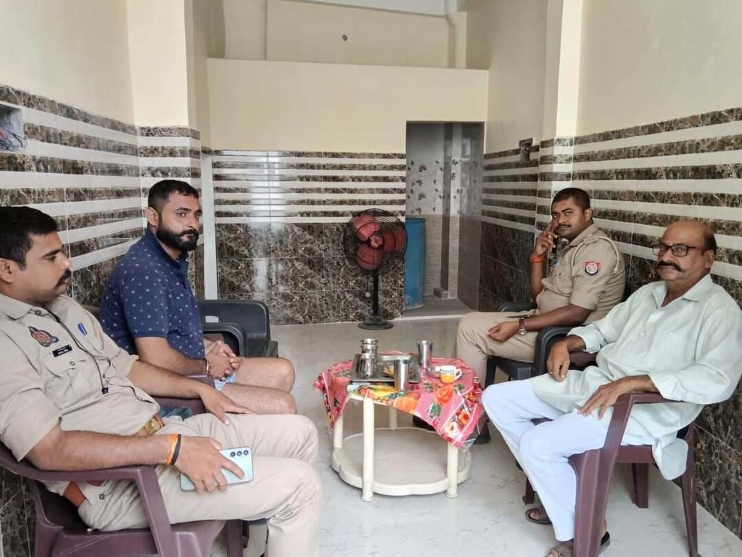 पट्टी कोतवाली में नाबालिग के अपहरण-दुष्कर्म के आरोपी की संदिग्ध मौत, ब्राह्मण पिता-पुत्र पर मुकदमे को लेकर परशुराम सेना का विरोध
प्रतापगढ़। पट्टी कोतवाली में नाबालिग के अपहरण और दुष्कर्म के आरोपी अर्जुन गौतम की संदिग्ध परिस्थितियों में हुई मौत के मामले में ब्राह्मण पिता-पुत्र पर हत्या और एससी-एसटी एक्ट के तहत मुकदमा दर्ज किए जाने को लेकर राष्ट्रीय परशुराम सेना ने सवाल उठाए हैं। संगठन ने मामले की निष्पक्ष जांच कराने और नामजद परिवार का पक्ष भी सामने लाने की मांग की है।
राष्ट्रीय परशुराम सेना के प्रदेश अध्यक्ष एडवोकेट अभिषेक तिवारी और राष्ट्रीय अध्यक्ष एडवोकेट प्रदीप शुक्ल समेत संगठन के पदाधिकारियों ने गुरुवार को मोलनापुर पहुंचकर संबंधित ब्राह्मण परिवार से मुलाकात करने की बात कही थी। संगठन के पदाधिकारियों का आरोप है कि सुबह ही पुलिस ने प्रदेश अध्यक्ष अभिषेक तिवारी समेत कुछ पदाधिकारियों को हाउस अरेस्ट कर दिया।
संगठन की ओर से कहा गया कि इसके बावजूद राष्ट्रीय परशुराम सेना के सदस्य और पदाधिकारी सुबह करीब 10:30 बजे कचहरी में एकत्रित होंगे। यदि प्रशासन उन्हें मोलनापुर जाने की अनुमति नहीं देता है तो कम से कम शिकायतकर्ता ब्राह्मण परिवार से मुलाकात कराई जाए, ताकि मामले की वास्तविकता और संबंधित पक्ष की बात प्रत्यक्ष रूप से सामने आ सके।
परशुराम सेना के पदाधिकारियों का कहना है कि किसी व्यक्ति के खिलाफ मुकदमा दर्ज होना अपने आप में उसके दोषी होने का प्रमाण नहीं है। संगठन पूरे घटनाक्रम की वास्तविकता जानना चाहता है और सभी पक्षों को सुनकर निष्पक्ष जांच की मांग कर रहा है।
गौरतलब है कि पट्टी कोतवाली में युवक की संदिग्ध मौत के बाद मृतक के पिता की शिकायत पर हत्या और एससी-एसटी एक्ट सहित विभिन्न धाराओं में मुकदमा दर्ज किया गया है। घटना को लेकर पुलिस की भूमिका पर भी सवाल उठाए गए हैं। संगठन ने कहा कि मामले की निष्पक्ष जांच के साथ शिकायतकर्ता और नामजद दोनों पक्षों की बात सामने आना जरूरी है।