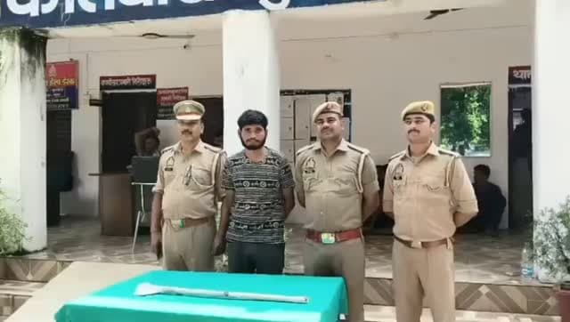 #महोबा - अपनी माँ के हत्यारोपी बेटे को पुलिस ने किया गिरफ्तार , बीते रोज नशे के लिए पैसे न देने पर अपनी माँ को धारदार हथियार से हमला कर उतारा था मौत के घाट , कब्जे से आलाकत्ल कुल्हाडी बरामद , कुलपहाड़ थाना पुलिस ने हत्यारोपी अभियुक्त को किया गिरफ्तार ।
गिरफ्तार अभियुक्त
मोहन सिंह यादव निवासी रावतपुरा खुर्द थाना कुलपहाङ जनपद महोबा
#mahoba #news #kulpahar #maa❤️