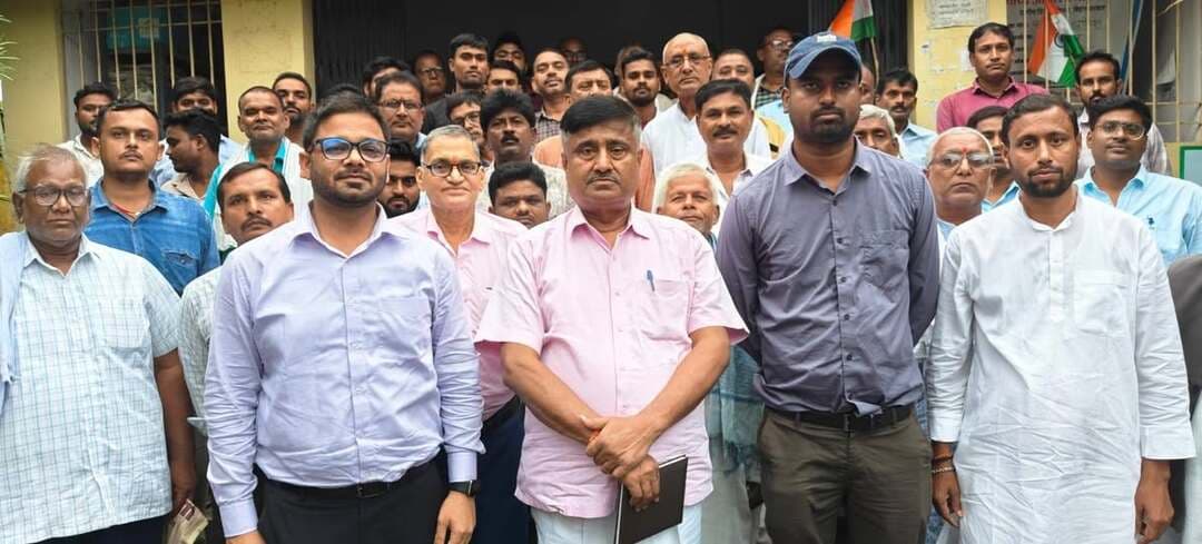 गरीबों के राशन में कटौती हुई तो होगी कार्रवाई! अजीत कुमार ने PDS दुकानदारों को दिया सख्त निर्देश
मड़वन प्रखंड मुख्यालय के सभागार में शुक्रवार को कांटी विधायक सह पूर्व मंत्री ई. अजीत कुमार ने जन वितरण प्रणाली दुकानदारों के साथ बैठक कर राशन वितरण व्यवस्था की समीक्षा की। बैठक में लाभुकों को समय पर खाद्यान्न उपलब्ध कराने, ई-पॉश मशीन की समस्या, केवाईसी और दुकानदारों के कमीशन समेत कई मुद्दों पर चर्चा हुई।
प्रखंड के एमओ विवेक कुमार ने बताया कि नए राशन कार्ड के लिए कुल 3200 आवेदन प्राप्त हुए हैं, जिनमें करीब 1500 लाभुकों का केवाईसी पूरा हो चुका है। जिन लाभुकों का केवाईसी अभी लंबित है, उन्हें संबंधित पीडीएस दुकानदार के पास जाकर प्रक्रिया पूरी कराने की अपील की गई।
विधायक अजीत कुमार ने स्पष्ट कहा कि किसी भी उपभोक्ता को निर्धारित मात्रा से कम अनाज नहीं मिलना चाहिए। गरीबों के हक के राशन में कटौती या अनियमितता की शिकायत मिलने पर कार्रवाई की जाएगी। उन्होंने पारदर्शिता के साथ राशन वितरण और लाभुकों के साथ उचित व्यवहार सुनिश्चित करने को कहा।
वहीं, पीडीएस दुकानदारों ने लंबे समय से कमीशन भुगतान में देरी और खराब ई-पॉश मशीनों की समस्या उठाई। विधायक ने डीएम से मिलकर समस्याओं के समाधान का आश्वासन दिया। अधिकारियों द्वारा दुर्व्यवहार या उगाही की शिकायत पर भी कार्रवाई की बात कही गई।
#TirhutNow #Muzaffarpur #PDS #RationDistribution #AjitKumar