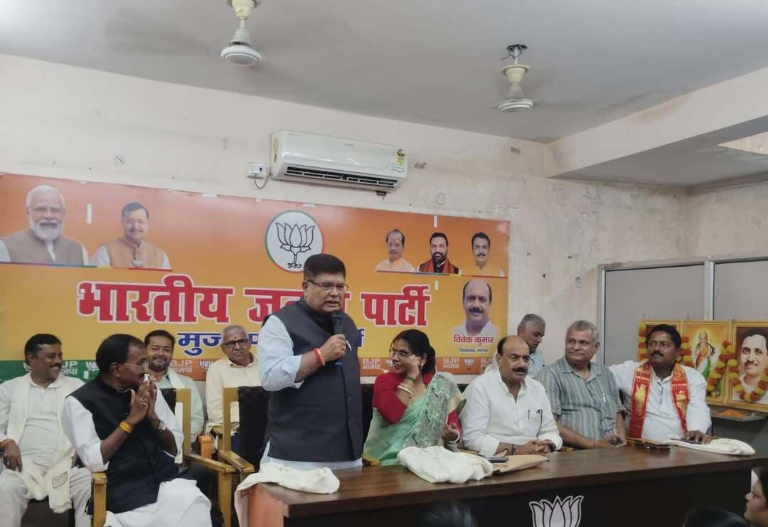 पंडित दीनदयाल उपाध्याय की जयंती पर भाजपा कार्यालय में श्रद्धांजलि, वक्ताओं ने अंत्योदय और राष्ट्रसेवा के विचारों को अपनाने का लिया संकल
मुजफ्फरपुर में भाजपा मुजफ्फरपुर पूर्वी जिला कार्यालय में पंडित दीनदयाल उपाध्याय की जयंती श्रद्धापूर्वक मनाई गई। कार्यक्रम में भाजपा नेताओं और कार्यकर्ताओं ने पंडित दीनदयाल उपाध्याय के व्यक्तित्व एवं कृतित्व को याद करते हुए उनके विचारों को समाज और राष्ट्र के लिए प्रेरणादायी बताया।
मुख्य अतिथि प्रदेश मंत्री अंजनी निषाद ने कहा कि पंडित दीनदयाल उपाध्याय का जीवन सादगी, समर्पण और राष्ट्रसेवा का उदाहरण है। उन्होंने भारतीयता, राष्ट्रवाद और अंत्योदय की विचारधारा को रेखांकित किया।
जिलाध्यक्ष विवेक कुमार ने कहा कि दीनदयाल उपाध्याय के विचार आज भी भाजपा कार्यकर्ताओं के लिए प्रेरणास्रोत हैं। उन्होंने अंत्योदय, सेवा, सुशासन और राष्ट्रहित के मार्ग पर चलने की बात कही।
पूर्व मंत्री सुरेश कुमार शर्मा ने कहा कि समाज के अंतिम व्यक्ति का कल्याण दीनदयाल जी की विचारधारा का महत्वपूर्ण हिस्सा था। प्रदेश मंत्री मुकेश शर्मा ने सामाजिक समरसता और सत्ता के विकेंद्रीकरण के उनके विचारों को याद किया।
कार्यक्रम में पूर्व मंत्री सुरेश कुमार शर्मा, प्रदेश मंत्री मुकेश शर्मा, अंजनी निषाद, जिलाध्यक्ष विवेक कुमार समेत बड़ी संख्या में पार्टी पदाधिकारी और कार्यकर्ता मौजूद रहे। कार्यक्रम का धन्यवाद ज्ञापन पूर्व मेयर एवं जिला उपाध्यक्ष सुरेश कुमार ने किया।
#TirhutNow #Muzaffarpur #DeendayalUpadhyay #BJP #BiharNews