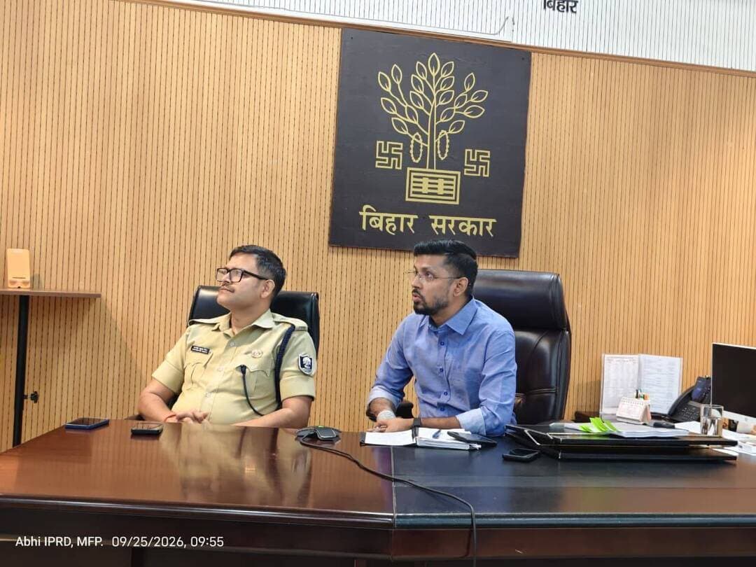 मुजफ्फरपुर में कानून-व्यवस्था पर DM-SSP सख्त, रात में भी बढ़ेगी गश्ती; अपराधियों और असामाजिक तत्वों पर होगी कड़ी कार्रवाई
मुजफ्फरपुर में विधि-व्यवस्था और अपराध नियंत्रण को लेकर जिलाधिकारी कुमार गौरव एवं वरीय पुलिस अधीक्षक कांतेश कुमार मिश्र ने अधिकारियों के साथ विस्तृत समीक्षा बैठक की। वीडियो कॉन्फ्रेंसिंग के माध्यम से हुई बैठक में अपराध नियंत्रण, पुलिस गश्ती, आसूचना तंत्र, साइबर अपराध, आगामी पर्व-त्योहार और विधान परिषद चुनाव की आदर्श आचार संहिता समेत कई मुद्दों पर चर्चा हुई।
डीएम और एसएसपी ने स्पष्ट निर्देश दिया कि विधि-व्यवस्था के मामले में किसी भी तरह की लापरवाही बर्दाश्त नहीं की जाएगी। अधिकारियों को अपने-अपने क्षेत्रों में गश्ती बढ़ाने और रात में भी नियमित पेट्रोलिंग करने का निर्देश दिया गया।
अंचल अधिकारी, बीडीओ और थानाध्यक्ष संयुक्त रूप से गश्ती करेंगे, जबकि एसडीओ और एसडीपीओ छात्रावास, कॉलेज, कोचिंग संस्थानों और अन्य संवेदनशील स्थानों पर विशेष निगरानी रखेंगे।
आदतन अपराधियों और पुराने मामलों के वारंटियों पर सख्त कार्रवाई, सोशल मीडिया की निगरानी और अफवाह फैलाने वालों पर कार्रवाई के निर्देश भी दिए गए।
दुर्गा पूजा, दीपावली और छठ को लेकर जुलूस मार्गों का सत्यापन और शांति समिति की बैठक समय पर कराने को कहा गया है। अधिकारियों को पारदर्शिता, निष्पक्षता और जवाबदेही के साथ कार्य करने का निर्देश दिया गया।
#Muzaffarpur #TirhutNow #LawAndOrder #MuzaffarpurPolice #BiharNews