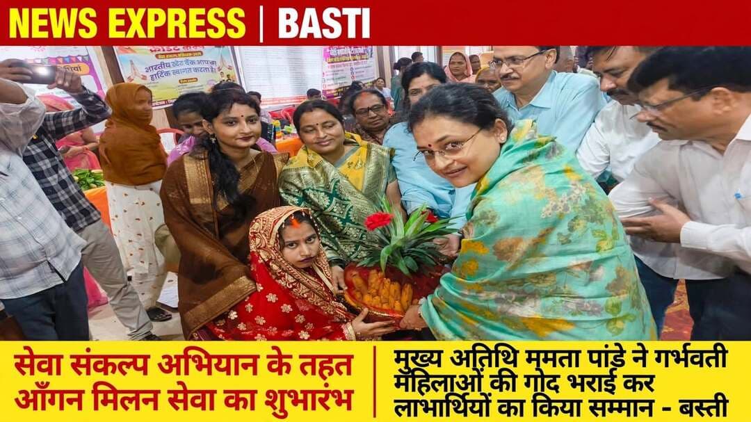 *बस्ती में सेवा संकल्प अभियान के तहत तीन दिवसीय आँगन मिलन सेवा का शुभारंभ*
*जनपद बस्ती, 25 सितम्बर 2026,
सेवा संकल्प अभियान के अंतर्गत जनपद बस्ती के समस्त आँगनबाड़ी केंद्रों पर तीन दिवसीय आँगन मिलन सेवा कार्यक्रम का शुभारंभ किया गया। कार्यक्रम में जनप्रतिनिधियों की गरिमामयी उपस्थिति रही।
जानकारी देते हुए नोडल जिला कार्यक्रम अधिकारी राजेश कुमार ने बताया कि यह आयोजन अगले दो दिनों तक भी संचालित किया जाएगा। कार्यक्रम के माध्यम से विभागीय योजनाओं के बारे में विस्तार से जानकारी दी जा रही है, साथ ही पात्र लाभार्थियों को मौके पर ही योजनाओं का लाभ देने की व्यवस्था की गई है।
उन्होंने बताया कि कार्यक्रम के दौरान आँगनबाड़ी कार्यकत्रियों एवं लाभार्थियों का सम्मान किया गया। प्रमाण पत्र वितरण, बच्चों को उपहार सामग्री का वितरण किया गया। साथ ही गर्भवती महिलाओं की गोद भराई एवं बच्चों का अन्नप्राशन संस्कार भी कराया गया।
इस अवसर पर बड़ी संख्या में लाभार्थी एवं ग्रामीण उपस्थित रहे।
संवाददाता हरी ओम प्रकाश
राष्ट्रीय हिंदी दैनिक कौटिल्य का भारत