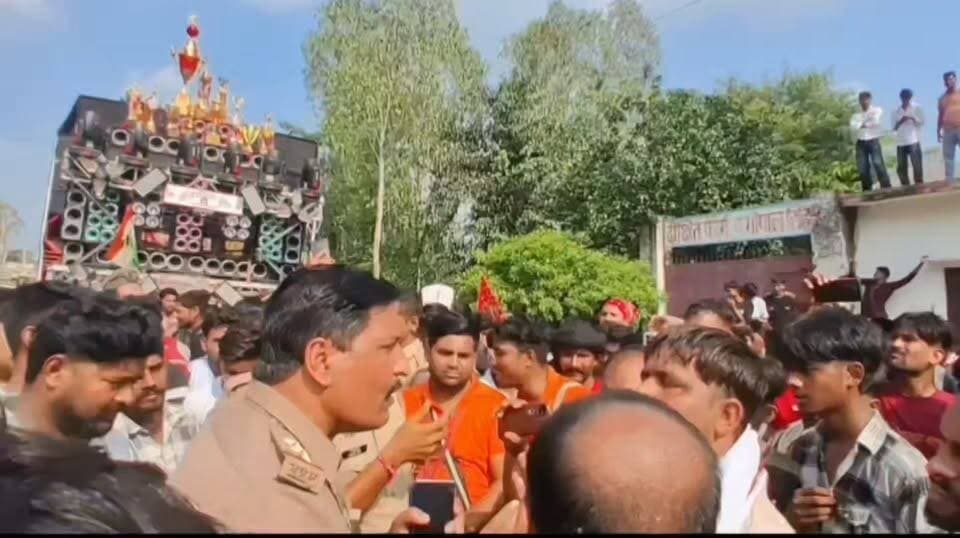 दि सहारनपुर वॉइस/न्यूज़ 7
सच्चाई के साथ हरदम
👉🏾👉🏾 मां शाकंभरी देवी मेला परिसर में डीजे को लेकर थाना प्रभारी और संचालक में नोकझोंक, वीडियो सोशल मीडिया पर वायरल
👉🏾👉🏾 मेला परिसर में डीजे को लेकर हुआ विवाद, थाना प्रभारी मिर्जापुर विनोद कुमार से डीजे संचालक की बहस का वीडियो चर्चा में
मिर्जापुर/सहारनपुर। सिद्ध पीठ मां शाकंभरी देवी मंदिर परिसर में चल रहे झंडा मेले के दौरान डीजे संचालन को लेकर थाना प्रभारी मिर्जापुर विनोद कुमार और एक डीजे संचालक के बीच नोकझोंक का वीडियो सोशल मीडिया पर वायरल हो रहा है।
वायरल वीडियो में डीजे संचालन को लेकर थाना प्रभारी और डीजे संचालक के बीच तीखी बातचीत होती दिखाई दे रही है। वीडियो सामने आने के बाद यह मामला सोशल मीडिया पर चर्चा का विषय बना हुआ है।
बताया जा रहा है कि मेला परिसर में व्यवस्था, ध्वनि नियंत्रण और श्रद्धालुओं की सुविधा को लेकर पुलिस द्वारा डीजे संचालन को लेकर निर्देश दिए जा रहे थे। इसी दौरान डीजे संचालक और थाना प्रभारी के बीच कहासुनी की स्थिति उत्पन्न हुई।
मेला क्षेत्र में बड़ी संख्या में श्रद्धालुओं की मौजूदगी को देखते हुए पुलिस प्रशासन लगातार सुरक्षा, यातायात और भीड़ नियंत्रण व्यवस्था पर नजर बनाए हुए है।
न्यूज़ 7 की अपील: सोशल मीडिया पर वायरल वीडियो की पूरी पृष्ठभूमि और घटना के कारणों की स्वतंत्र पुष्टि अभी नहीं हुई है। वीडियो के आधार पर किसी व्यक्ति के विरुद्ध निष्कर्ष निकालने से बचें। पुलिस अथवा प्रशासन की आधिकारिक प्रतिक्रिया सामने आने पर स्थिति और स्पष्ट हो सकेगी।
#Saharanpur #MaaShakumbhariDevi #ShakumbhariMela #MirzapurPolice #SaharanpurPolice #ViralVideo #DJControversy #MelaNews #SaharanpurNews #News7