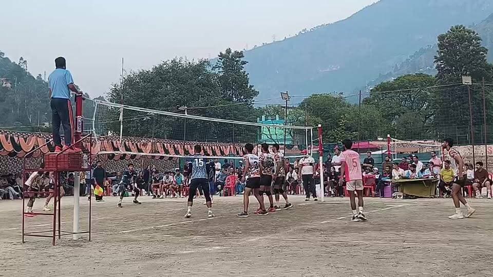 रामपुर बुशहर में तीन दिवसीय इंटर कॉलेज वॉलीबॉल प्रतियोगिता के फाइनल में अपना दमखम दिखाते खिलाड़ी
#kullutodaynews #himachalpradesh #himachalupdate #MediaPower #himachalkiawaaz #KTN #ATM #shimla #kullu #rampur