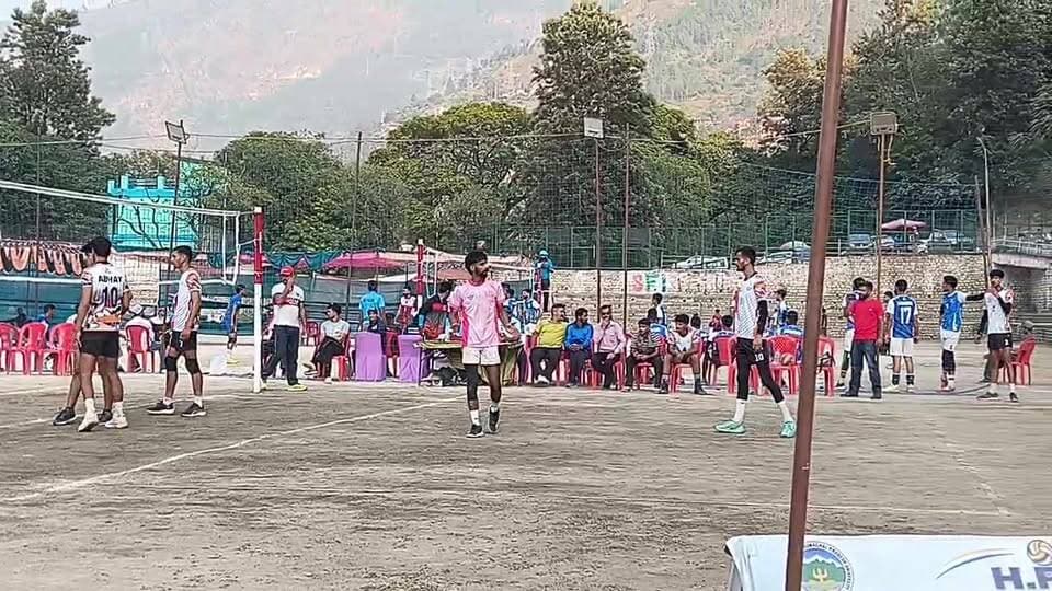 रामपुर बुशहर में तीन दिवसीय इंटर कॉलेज वॉलीबॉल प्रतियोगिता के फाइनल में अपना दमखम दिखाते खिलाड़ी
#kullutodaynews #himachalpradesh #himachalupdate #MediaPower #himachalkiawaaz #KTN #ATM #shimla #kullu #rampur