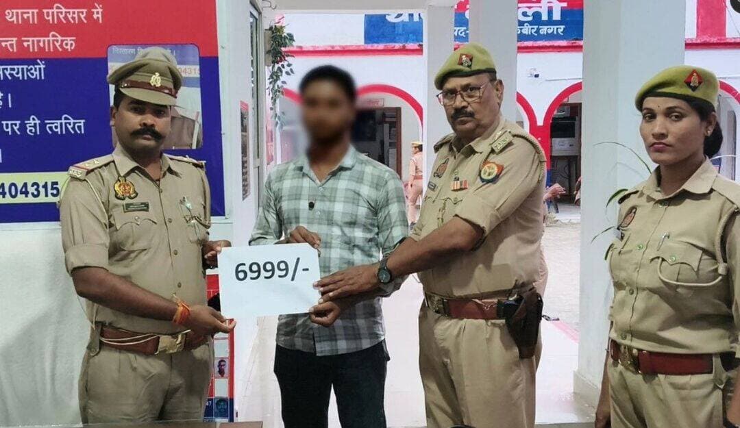 फ्री फायर गेम का लिंक बना साइबर ठगी का जाल, महुली पुलिस ने लौटाए ₹6,999
संतकबीरनगर। साइबर ठगी के खिलाफ चलाए जा रहे “क्रैक साइबर क्राइम अभियान” के तहत संतकबीरनगर पुलिस को बड़ी सफलता मिली है। थाना महुली की साइबर हेल्प डेस्क टीम ने तकनीकी और बैंकिंग स्तर पर त्वरित कार्रवाई करते हुए साइबर फ्रॉड के शिकार व्यक्ति की ₹6,999 की पूरी धनराशि वापस करा दी।पुलिस अधीक्षक संदीप कुमार मीना के निर्देशन में चलाए जा रहे अभियान के तहत साइबर अपराधों की रोकथाम और पीड़ितों को त्वरित राहत दिलाने के लिए पुलिस लगातार कार्रवाई कर रही है।भैसही उर्फ भैसहिया निवासी अभिषेक यादव ने पुलिस को बताया था कि अज्ञात व्यक्ति ने फेसबुक पर फ्री फायर गेम से संबंधित लिंक भेजकर लॉगिन कराया और इसी के जरिए उनके खाते से धनराशि ट्रांसफर कर ली गई। मामले में पीड़ित ने 15 अक्टूबर 2025 को शिकायत दर्ज कर पुलिस से मदद मांगी थी।शिकायत मिलते ही थाना महुली पुलिस और साइबर हेल्प टीम ने संबंधित बैंकिंग एवं तकनीकी माध्यमों से कार्रवाई शुरू की। टीम के लगातार प्रयासों के बाद 25 सितंबर 2026 को पीड़ित के खाते में ₹6,999 की पूरी रकम वापस करा दी गई।अपनी धनराशि वापस मिलने पर पीड़ित और उसके परिजनों ने संतकबीरनगर पुलिस के प्रति आभार जताते हुए पुलिस की त्वरित एवं प्रभावी कार्रवाई की सराहना की।
कार्रवाई करने वाली टीम में थानाध्यक्ष महुली दुर्गेश पाण्डेय, साइबर प्रभारी अनुज कुमार यादव, कांस्टेबल अंकित पटेल, सोनू यादव और मनोज यादव शामिल रहे।