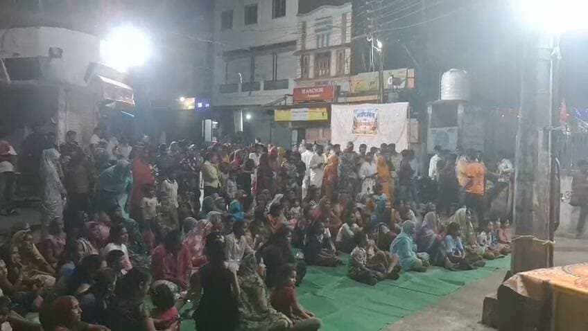 #मल्हारगढ़ के धार्मिक आयोजन में डांसर की प्रस्तुति ने खींचा लोगों का ध्यान, कार्यक्रम बना चर्चा का विषय।
