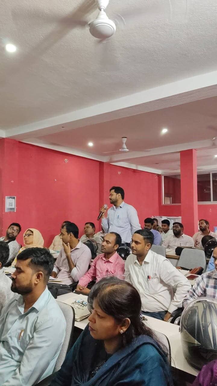 PBL को कक्षा-कक्ष में गुणवत्तापूर्ण बनाने की दिशा में बाँका की नई पहल
जनवरी 2026 से राज्य में लगातार प्रथम स्थान पर है बाँका; जिला स्तरीय एवं प्रखंड स्तरीय तकनीकी टीम के साथ समीक्षा-सह-उन्मुखीकरण कार्यशाला आयोजित
बाँका। प्रोजेक्ट-बेस्ड लर्निंग (PBL) के क्रियान्वयन में बिहार के 38 जिलों में जनवरी 2026 से लगातार प्रथम स्थान पर बने बाँका जिले ने अब इस उपलब्धि को कक्षा-कक्ष में गुणवत्तापूर्ण शिक्षण एवं बेहतर अधिगम परिणामों में बदलने की दिशा में पहल तेज कर दी है। इसी क्रम में गुरुवार को बिहार शिक्षा परियोजना परिषद के सभागार में जिला एवं प्रखंड स्तरीय तकनीकी टीम के सदस्यों के लिए समीक्षा-सह-उन्मुखीकरण कार्यशाला का आयोजन किया गया।
कार्यशाला में जिले के सभी 11 प्रखंडों से जिला एवं प्रखंड स्तरीय तकनीकी टीम के सदस्य शामिल हुए। बैठक की अध्यक्षता जिला शिक्षा पदाधिकारी श्री देव नारायण पंडित ने की। इस अवसर पर जिला कार्यक्रम पदाधिकारी,समग्र शिक्षा फारूक़ रहमान, जिला गुणवत्ता शिक्षा समन्वयक श्री मनोहर सिंह सहित शिक्षा , इन्वॉल्व लर्निंग सॉल्यूशंस फाउंडेशन एवं मंत्रा फॉर चेंज के प्रतिनिधि उपस्थित रहे।
कार्यशाला का मुख्य उद्देश्य विद्यालयों में PBL के संचालन को केवल गतिविधि या प्रोजेक्ट निर्माण तक सीमित न रखते हुए उसे बच्चों के वास्तविक सीखने, अवधारणात्मक समझ, सक्रिय सहभागिता और अधिगम परिणामों से जोड़ना रहा। बैठक में PBL की वर्तमान स्थिति की प्रखंड वार समीक्षा करते हुए गणित एवं विज्ञान विषयों में गतिविधि-आधारित परियोजनाओं के माध्यम से बच्चों को सीखने के अधिक अवसर उपलब्ध कराने पर विस्तार से चर्चा की गई।
जिला शिक्षा पदाधिकारी श्री देव नारायण पंडित ने बाँका जिले के PBL में लगातार बेहतर प्रदर्शन के लिए शिक्षकों एवं तकनीकी टीम के प्रयासों की सराहना की। उन्होंने कहा कि PBL का उद्देश्य केवल बच्चों से मॉडल, चार्ट या प्रोजेक्ट तैयार करवाना नहीं है, बल्कि प्रोजेक्ट की पूरी प्रक्रिया के दौरान बच्चों को सोचने, प्रश्न करने, खोज करने, समझने और अपनी सीख को व्यवहार में प्रदर्शित करने का अवसर देना है। उन्होंने तकनीकी टीम के सदस्यों से अपने-अपने प्रखंडों में गुणवत्तापूर्ण PBL को बढ़ावा देने तथा विद्यालयों को आवश्यक तकनीकी सहयोग उपलब्ध कराने का आह्वान किया।
कार्यशाला में टीचर सक्सेस फ्रेमवर्क (TSF) के विभिन्न आयामों पर भी विस्तार से चर्चा की गई। इसमें पाठ योजना एवं सुगमता, समझ की जाँच, विद्यार्थी सहभागिता, सीखने के लिए समय, कक्षा संस्कृति एवं प्रबंधन, आकलन एवं प्रतिपुष्टि तथा संसाधनों के प्रभावी उपयोग जैसे पहलुओं को PBL की गुणवत्ता से जोड़कर समझाया गया। तकनीकी टीम के सदस्यों को इस बात पर विशेष रूप से आह्वान किया गया कि विद्यालय भ्रमण एवं तकनीकी सहयोग के दौरान यह भी देखा जाए कि बच्चों ने वास्तव में क्या सीखा और उस सीख का प्रमाण कक्षा में किस रूप में दिखाई दे रहा है।
बैठक में PBL के माध्यम से गणित एवं विज्ञान में सीखने के परिणामों को बेहतर करने के लिए प्रखंड स्तर पर कार्ययोजना तैयार करने पर भी चर्चा हुई। तकनीकी टीम के सदस्यों को अपने-अपने प्रखंडों में विद्यालयों को सहयोग प्रदान करने, गतिविधि आधारित परियोजनाओं के संचालन को बढ़ावा देने तथा बच्चों की सक्रिय भागीदारी सुनिश्चित करने की जिम्मेदारी के संबंध में मार्गदर्शन दिया गया।
कार्यशाला के दौरान समुदाय एवं अभिभावकों की भागीदारी को भी PBL की सफलता के लिए महत्वपूर्ण माना गया। चर्चा हुई कि बच्चों द्वारा तैयार किए गए प्रोजेक्ट एवं मॉडल को अभिभावकों और समुदाय के साथ साझा किया जाए, ताकि विद्यालय में हो रही सीखने की प्रक्रिया से अभिभावक भी जुड़ सकें और बच्चों के सीखने को घर एवं समुदाय के स्तर पर भी प्रोत्साहन मिल सके।
इसके साथ ही PBL से संबंधित अन्वेषण एवं सीखने की प्रक्रिया पर भी विस्तार से चर्चा की गई। तकनीकी टीम के सदस्यों के साथ यह समझ विकसित करने का प्रयास किया गया कि बच्चों को किसी समस्या या विषय पर स्वयं सोचने, प्रश्न करने, जानकारी जुटाने, प्रयोग करने और समाधान तक पहुँचने के अवसर किस प्रकार दिए जा सकते हैं।
कार्यशाला का संचालन एवं समन्वय शिक्षा विभाग के साथ इन्वॉल्व लर्निंग सॉल्यूशंस फाउंडेशन एवं मंत्रा फॉर चेंज के सदस्यों द्वारा सुनियोजित रूप से किया गया। बैठक के अंत में तकनीकी टीम के सदस्यों ने अपने-अपने प्रखंडों में PBL के गुणवत्तापूर्ण संचालन के लिए आवश्यक कार्ययोजना पर कार्य करने की प्रतिबद्धता व्यक्त की।
गौरतलब है कि बाँका जिला जनवरी 2026 से बिहार के 38 जिलों में PBL के क्रियान्वयन में लगातार प्रथम स्थान पर बना हुआ है। अब जिला प्रशासन एवं सहयोगी संस्थाओं का प्रयास है कि राज्य स्तर पर प्राप्त यह उपलब्धि केवल रैंकिंग तक सीमित न रहे, बल्कि जिले के विद्यालयों की कक्षा-कक्ष की वास्तविकता में भी दिखाई दे। इसके माध्यम से बच्चों में गणित एवं विज्ञान के प्रति समझ विकसित करने के साथ-साथ उनकी जिज्ञासा, सहभागिता, समस्या-समाधान क्षमता और सीखने के परिणामों में निरंतर सुधार लाने की दिशा में कार्य किया जा रहा है।