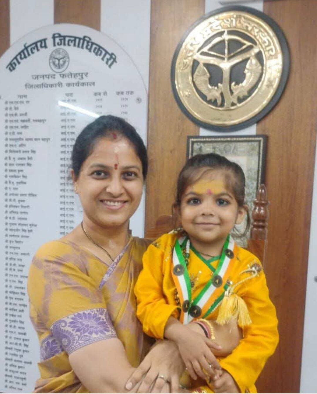 डीएम निधि गुप्ता वत्स ने नन्ही आर्या को गोद में लेकर बढ़ाया उत्साह, प्रतिभा को बताया 'देवी स्वरूप'
5 वर्षीय आर्या अग्रवाल की वैदिक मंत्रों और संस्कृत श्लोकों की प्रस्तुति ने जीता सभी का दिल
उत्तर प्रदेश गौरव सम्मान के लिए नाम भेजने की घोषणा, संस्कृति कलारंग के लाइव कार्यक्रम में भी हुआ चयन
