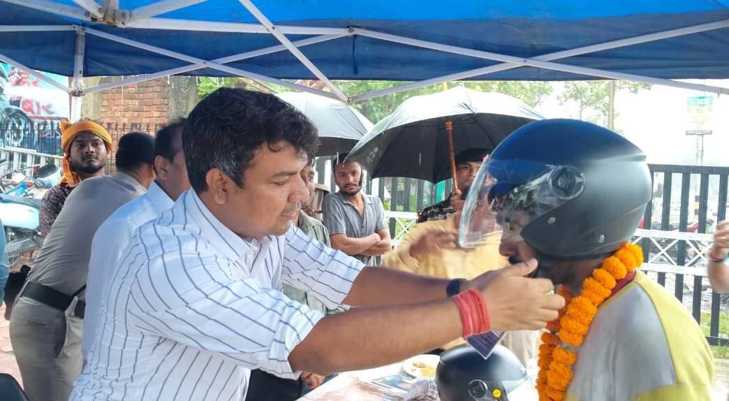 आज दिनांक 25.09.2026 को जिला पदाधिकारी, रोहतास श्री दीपक कुमार मिश्रा के नेतृत्व में सासाराम शहर के एसपी जैन मोड़ के समीप विशेष सड़क सुरक्षा जागरूकता अभियान चलाया गया।
अभियान के दौरान जिला पदाधिकारी ने दोपहिया वाहन चालकों के बीच निःशुल्क हेलमेट का वितरण किया। बिना हेलमेट वाहन चला रहे लोगों को माला पहनाकर सड़क सुरक्षा नियमों के पालन के लिए प्रेरित किया गया।
जिला पदाधिकारी ने वाहन चालकों को हेलमेट एवं सीट बेल्ट के अनिवार्य उपयोग, निर्धारित गति सीमा का पालन तथा यातायात नियमों के सम्मान के संबंध में जागरूक किया। उन्होंने कहा कि सड़क सुरक्षा नियम केवल कानून नहीं, बल्कि जीवन की सुरक्षा का माध्यम हैं। यातायात नियमों का पालन कर हम स्वयं के साथ अपने परिवार और समाज को भी सुरक्षित रख सकते हैं।
उन्होंने सभी नागरिकों से जिम्मेदार वाहन चालक बनने तथा सड़क सुरक्षा नियमों का अनिवार्य रूप से पालन करने की अपील की।
इस दौरान अपर समाहर्ता, जिला परिवहन पदाधिकारी श्री राकेश कुमार, विशेष कार्य पदाधिकारी श्री आशीष रंजन सहित अन्य पदाधिकारी मौजूद थे।
#IPRD
#BiharGovernment
#PublicService
#RoadSafety
#CMSamrat
#samratchoudhary
Information & Public Relations Department, Government of Bihar
Transport Department, Government of Bihar