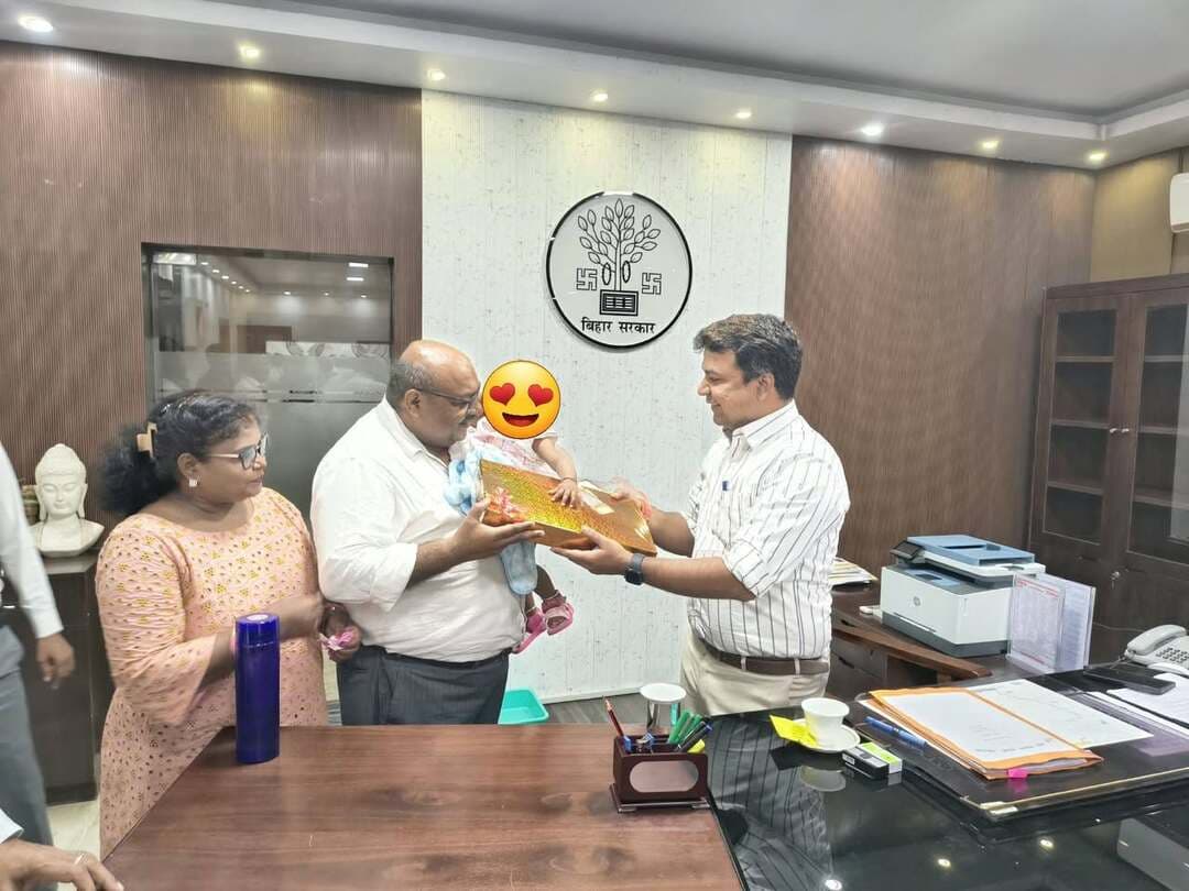 आज दिनांक 25.09.2026 को समाहरणालय, रोहतास स्थित कार्यालय कक्ष में जिलाधिकारी, रोहतास श्री दीपक कुमार मिश्रा द्वारा विशिष्ट दत्तक-ग्रहण संस्थान, रोहतास में आवासित तीन परित्यक्त बच्चों—काव्या कुमारी, कृष्णांश कुमार एवं सौम्या कुमारी—को विधिवत दत्तक-ग्रहण हेतु संबंधित दम्पतियों को अंतिम दत्तक-ग्रहण आदेश प्रदान किया गया।
नियमानुसार मामले की सुनवाई के उपरांत गाजियाबाद, उत्तर प्रदेश के दम्पति श्री अमित कुमार वर्मा एवं श्रीमती सोनाली सिन्हा, हजारीबाग, झारखंड के दम्पति श्री वीरेंद्र प्रसाद वर्णवाल एवं श्रीमती पिंकी देवी तथा गुरुग्राम, हरियाणा की एकल माता श्रीमती सारा जायनी रूफुस को बच्चों का दत्तक-ग्रहण आदेश सौंपा गया।
दत्तक-ग्रहण की पूरी प्रक्रिया महिला एवं बाल विकास मंत्रालय, भारत सरकार के केन्द्रीय दत्तक-ग्रहण संसाधन प्राधिकरण (CARA), नई दिल्ली द्वारा संचालित CARINGS पोर्टल के माध्यम से किशोर न्याय (बालकों की देखरेख और संरक्षण) अधिनियम, 2015 एवं दत्तकग्रहण विनियम, 2022 के प्रावधानों के तहत पूरी की गई।
जिलाधिकारी ने कहा कि प्रत्येक बच्चे को परिवार का प्यार, देखभाल और सुरक्षित भविष्य मिलना चाहिए। दत्तक-ग्रहण एक पुनीत सामाजिक कार्य है। उन्होंने दत्तक माता-पिता से अपील की कि वे बच्चों को अपने जैविक बच्चों की तरह ही प्यार, शिक्षा और संस्कार प्रदान करें, ताकि वे समाज के सशक्त एवं जिम्मेदार नागरिक बन सकें। उन्होंने कहा कि जिला प्रशासन का प्रयास है कि कोई भी बच्चा बेसहारा न रहे और जरूरतमंद बच्चों को सुरक्षित एवं पारिवारिक वातावरण उपलब्ध कराया जा सके।
इस अवसर पर वरीय उपसमाहर्ता-सह-सहायक निदेशक, जिला बाल संरक्षण इकाई सुश्री विनीता कुमारी, जिला विधि शाखा प्रभारी श्री जफ़र हसन, विशेष कार्य पदाधिकारी श्री आशीष रंजन, बाल संरक्षण पदाधिकारी श्री विक्रमादित्य पाल एवं विशिष्ट दत्तक-ग्रहण संस्थान के समन्वयक श्री मिथिलेश कुमार सहित अन्य पदाधिकारी एवं कर्मी उपस्थित रहे।
#IPRD
#BiharGovernment
#PublicService
#CMSamrat
#samratchoudhary
Information & Public Relations Department, Government of Bihar