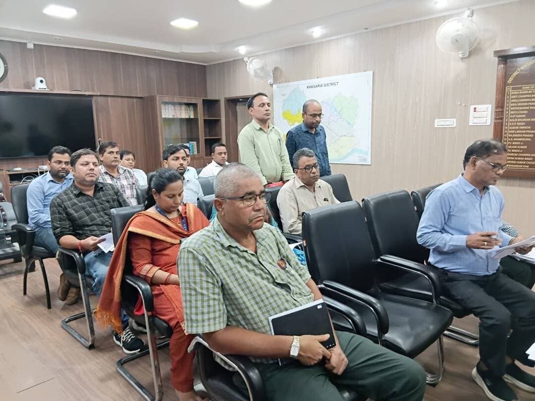 📌 *जिला सहकारी विकास समिति की समीक्षा बैठक*
जिलाधिकारी, खगड़िया *श्री विक्रम विरकर* की अध्यक्षता में सहकारिता विभाग की योजनाओं एवं पैक्सों की आर्थिक गतिविधियों की समीक्षा की गई। जन औषधि केंद्र, उर्वरक अनुज्ञप्ति, अन्न भंडारण योजना एवं डेयरी सोसाइटी के निबंधन को लेकर आवश्यक निर्देश दिए गए।