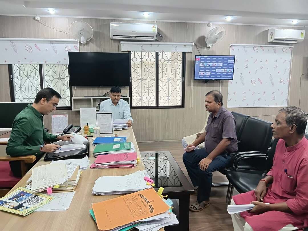 📢 जन समाधान कार्यक्रम
जिलाधिकारी, खगड़िया श्री विक्रम विरकर की अध्यक्षता में आयोजित जन समाधान कार्यक्रम में 16 मामलों की सुनवाई की गई। जिलाधिकारी ने संबंधित पदाधिकारियों को मामलों का समयबद्ध, पारदर्शी एवं गुणवत्तापूर्ण निष्पादन सुनिश्चित करने का निर्देश दिया।
#जनसमाधान #Khagaria #DistrictAdministration