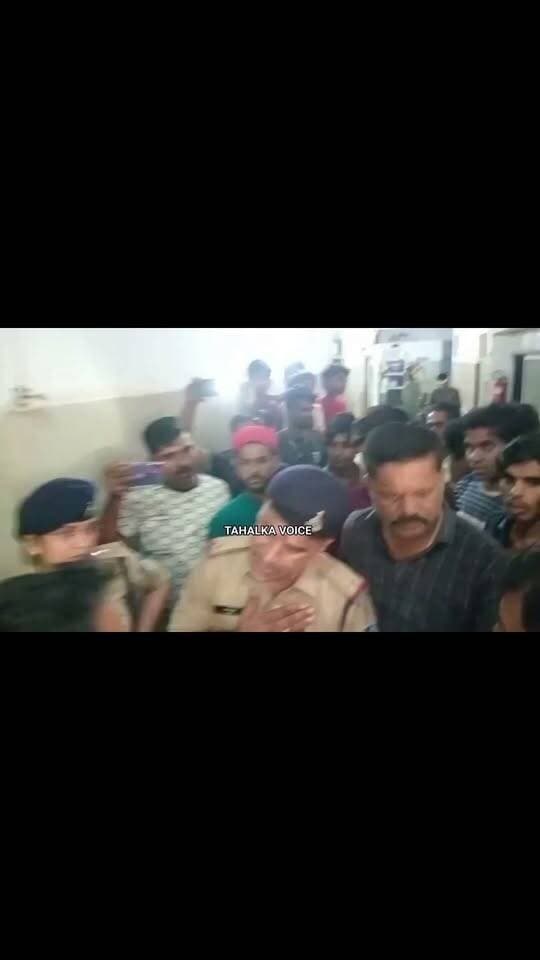 जुआ फड़ पर कार्रवाई के बाद अधेड़ की मौत, हिंडोरिया अस्पताल में मचाया जमकर हंगामा
परिजनों ने पुलिस पर लगाए माफियों को संरक्षण देने के आरोप, बांदकपुर चौकी प्रभारी राजेंद्र मिश्रा सहित 8 पुलिसकर्मी लाइन अटैच
दमोह। बांदकपुर चौकी क्षेत्र के हिनौती गांव में बीती रात जुआ फड़ पर पुलिस की कार्रवाई के दौरान एक अधेड़ की मौत के बाद हिंडोरिया सामुदायिक स्वास्थ्य केंद्र में परिजनों ने जमकर हंगामा किया। घटना की सूचना मिलते ही एसपी आनंद कलादगी, पथरिया एसडीओपी प्रिया सिंधी समेत विभिन्न थाना-चौकियों का पुलिस बल मौके पर पहुंचा।
परिजनों के अनुसार हिनौती में जुआ खेल रहे लोगों के खिलाफ पुलिस ने कार्रवाई की थी। इस दौरान हिंडोरिया थाना क्षेत्र के टिकरी पिपरिया निवासी शिवसिंह लोधी को पुलिस अपने साथ ले गई। कुछ देर बाद परिजनों को फोन पर उसकी तबीयत बिगड़ने की सूचना दी गई। अस्पताल पहुंचने पर शिवसिंह मृत मिला।
इसके बाद परिजनों ने पुलिस कार्रवाई पर सवाल उठाते हुए शव पर चोट के निशान होने का दावा किया और संबंधित पुलिसकर्मियों पर कार्रवाई की मांग की। साथ ही बांदकपुर चौकी प्रभारी राजेंद्र मिश्रा पर अवैध शराब विक्रेताओं और जुआ फड़ संचालकों को कथित संरक्षण देने तथा लेनदेन के आरोप भी लगाए। इन आरोपों की स्वतंत्र पुष्टि नहीं हुई है।
मामले की गंभीरता को देखते हुए एसपी आनंद कलादगी ने बांदकपुर चौकी प्रभारी राजेंद्र मिश्रा, एएसआई रामकुमार सिंह, प्रधान आरक्षक संजय पाठक, वीरेंद्र मिश्रा, अविनाश जाट, देवेंद्र ठाकुर, दीपचंद्र चौधरी और आरक्षक शिवसदन को लाइन अटैच कर दिया। वही पुलिसकर्मियों पर अवैध शराब विक्रेताओं और जुआ फड़ संचालकों को संरक्षण व लेनदेन के आरोप लगाते हुए प्रदर्शन का वीडियो सामने आया है।