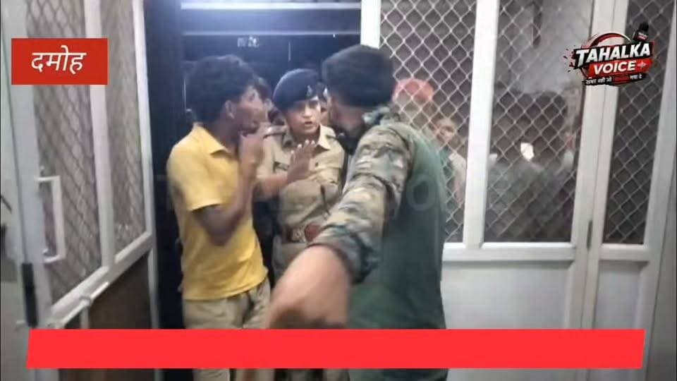 हिंडोरिया में जुआ फड़ से पकड़े अधेड़ की अस्पताल में मौत, परिजनों ने पुलिस पर लगाए मारपीट के आरोप
परिजनों ने किया हंगामा, एसपी आनंद कलादगी पहुंचे हिंडोरिया, थाना प्रभारी सहित 9 कर्मचारी लाइन अटैच
दमोह जिले के हिंडोरिया स्वास्थ्य केंद्र में गुरुवार रात करीब 10 बजे 50 वर्षीय अधेड़ की इलाज के दौरान मौत हो गई। मृतक के परिजनों ने पुलिस पर मारपीट का आरोप लगाते हुए अस्पताल में जमकर हंगामा किया। मृतक की पहचान शिव सिंह लोधी निवासी टिकरी पिपरिया, थाना हिंडोरिया के रूप में हुई है।
जानकारी के अनुसार, गुरुवार रात बांदकपुर चौकी क्षेत्र के हलगज में बांदकपुर और हिंडोरिया पुलिस ने जुआ फड़ पर दबिश दी थी। इस दौरान शिव सिंह लोधी के पकड़े जाने की बात सामने आई है, जबकि अन्य लोग मौके से भाग गए। बताया जा रहा है कि बाद में शिव सिंह की तबीयत बिगड़ने पर पुलिस उसे इलाज के लिए हिंडोरिया स्वास्थ्य केंद्र लेकर पहुंची, जहां उनकी मौत हो गई।
मृतक के बेटे ने आरोप लगाया कि पुलिस उसके पिता को जुआ खेलने के आरोप में पकड़कर लाई थी और उनके साथ जमकर मारपीट की गई। बाद में पुलिस ने फोन कर पिता की तबीयत खराब होने की सूचना दी। अस्पताल पहुंचने पर उन्हें पिता का शव मिला। बेटे का कहना है कि पिता हार्ट के मरीज थे और उन्हें स्टेंट भी डले थे, लेकिन उनकी मौत बीमारी से नहीं बल्कि पुलिस की मारपीट से हुई है।
घटना की जानकारी मिलते ही बड़ी संख्या में ग्रामीण अस्पताल पहुंच गए और हंगामा शुरू कर दिया। घटना की सूचना मिलते ही आनन फानन में पथरिया एसडीओपी प्रिया सिंधी ने मौके पर पहुंचकर लोगों को समझाने का प्रयास किया। रात करीब 10:30 बजे तक अस्पताल में तनाव की स्थिति बनी रही।
फिलहाल पुलिस के द्वारा शव को सुरक्षित शव ग्रह में रखवाये जाने के बाद शुक्रवार को सागर रवाना पर पैनल के माध्यम से शव का पोस्टमार्टम कराया जाएगा। पोस्टमार्टम रिपोर्ट के बाद ही मौत के वास्तविक कारण की स्थिति स्पष्ट होगी।
घटना से लोगों का आक्रोश कम नहीं हुआ जिन्होंने उग्र प्रदर्शन करते हुए दोषी पुलिसकर्मियों पर कार्यवाही की मांग की। घटना के बाद कांग्रेस कमेटी के जिला अध्यक्ष मानक व भाजपा नेता प्रद्युम्न सिंह भी मौके पर पहुंचे। कांग्रेस जिला अध्यक्ष ने सख्त कार्रवाई वही प्रदुमन सिंह ने मृतक के परिजनों को निष्पक्ष कार्यवाई का भरोसा जताया।
घटना के बाद गुरुवार रात करीब 11.30 बजे पुलिस अधीक्षक घटनास्थल पहुंचे। जिन्होंने शव को सुरक्षित कराये जाने के साथ परिजनों को निष्पक्ष कार्यवाही का आश्वासन दिया है। उन्होंने कहा मामले की स्पेशल टीम गठित कर जांच की जाएगी। जिसमें पुलिस और प्रशासनिक अधिकारी शामिल होंगे। जुआ फड़ पर कार्यवाही करने पहुंचे थाना प्रभारी सहित 9 पुलिसकर्मियों के लिए लाइन अटैच कर दिया गया है। सागर से टीम पूरे मामले की जांच करेगी। जांच में तथ्य सामने आयेंगे उनके अनुसार वैधानिक कार्यवाही की जाएगी।