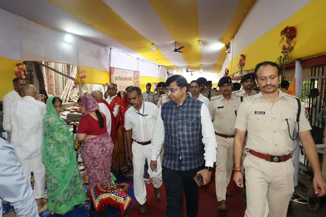 *पितृपक्ष मेला पुनपुन में श्रद्धालुओं की सुविधा एवं सुरक्षा सर्वोच्च प्राथमिकता*
*जिलाधिकारी एवं वरीय पुलिस अधीक्षक ने मेला क्षेत्र का निरीक्षण कर तैयारियों का लिया जायजा*
पितृपक्ष मेला पुनपुन का शुभारंभ हो गया है। मेला में आने वाले श्रद्धालुओं की सुविधा, सुरक्षा एवं सुगम आवागमन को लेकर जिला प्रशासन द्वारा व्यापक व्यवस्थाएँ की गई हैं। इसी क्रम में जिलाधिकारी श्री कुंदन कुमार एवं वरीय पुलिस अधीक्षक श्री कार्तिकेय के शर्मा ने मेला क्षेत्र का भ्रमण कर तैयारियों एवं व्यवस्थाओं का जायजा लिया।
निरीक्षण के दौरान जिलाधिकारी ने संबंधित स्थानीय पदाधिकारियों को निर्देश दिया कि मेला में आने वाले श्रद्धालुओं को किसी भी प्रकार की असुविधा न हो, यह हर स्तर पर सुनिश्चित किया जाए। उन्होंने कहा कि सभी प्रतिनियुक्त दंडाधिकारी एवं पुलिस पदाधिकारी पूरी सजगता, संवेदनशीलता एवं तत्परता के साथ अपने दायित्वों का निर्वहन करें, ताकि मेला अवधि के दौरान श्रद्धालुओं को सुरक्षित एवं सुगम वातावरण उपलब्ध हो।
जिलाधिकारी ने मेला परिसर एवं आसपास के क्षेत्रों में स्वच्छता की समुचित व्यवस्था अनवरत बनाए रखने का निर्देश दिया। उन्होंने नियमित साफ-सफाई, कूड़ा उठाव एवं आवश्यकतानुसार स्वच्छता कर्मियों की तैनाती सुनिश्चित करने को कहा। साथ ही प्रकाश व्यवस्था, निर्बाध विद्युत आपूर्ति, पेयजल एवं शौचालय जैसी मूलभूत सुविधाओं को सुव्यवस्थित एवं कार्यशील रखने का निर्देश दिया गया, ताकि श्रद्धालुओं को किसी प्रकार की परेशानी का सामना न करना पड़े।
उन्होंने पार्किंग एवं यातायात व्यवस्था पर विशेष ध्यान देने का निर्देश देते हुए कहा कि मेला क्षेत्र में वाहनों का सुगम परिचालन एवं श्रद्धालुओं की आवाजाही निर्बाध रहनी चाहिए। आवश्यकतानुसार यातायात प्रबंधन की प्रभावी व्यवस्था सुनिश्चित करने तथा भीड़ वाले स्थानों पर विशेष सतर्कता बरतने को कहा गया।
वरीय पुलिस अधीक्षक श्री कार्तिकेय के शर्मा ने प्रतिनियुक्त पुलिस पदाधिकारियों एवं पुलिस कर्मियों को पूरी मुस्तैदी एवं सतर्कता के साथ ड्यूटी करने का निर्देश दिया। उन्होंने कहा कि मेला अवधि में सुरक्षा व्यवस्था को लेकर किसी भी स्तर पर लापरवाही नहीं होनी चाहिए। श्रद्धालुओं की सुरक्षा, सुगम आवागमन एवं विधि-व्यवस्था बनाए रखने के लिए सभी पुलिसकर्मी समन्वय के साथ कार्य करें। नदी के पास गोता खोर एवं एस डी आर एफ की टीम भी अनवरत मुस्तैद रहे.
जिलाधिकारी ने कहा कि अंतर्राष्ट्रीय पितृपक्ष मेला श्रद्धा, आस्था एवं परंपरा से जुड़ा महत्वपूर्ण आयोजन है। मेला में आने वाले प्रत्येक श्रद्धालु को बेहतर सुविधाएँ, सुरक्षित वातावरण एवं सहज अनुभव मिले, यह जिला प्रशासन की प्राथमिकता है। उन्होंने सभी संबंधित विभागों एवं पदाधिकारियों को आपसी समन्वय के साथ पूरी तत्परता से कार्य करने का निर्देश दिया, ताकि मेला अवधि के दौरान आने वाले श्रद्धालु यहाँ से सुखद एवं संतोषजनक अनुभव लेकर लौटें।