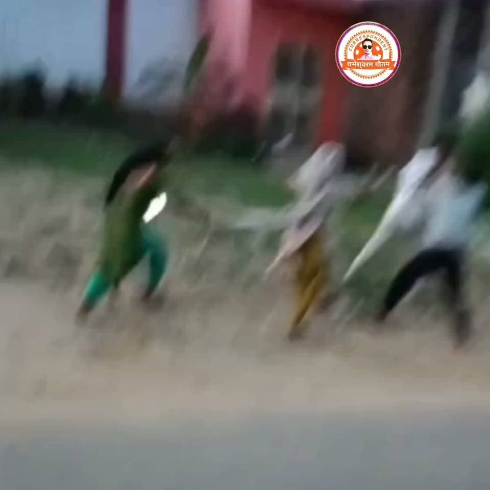 कासगंज-दो पक्षों में मारपीट का वीडियो वायरल,बीच सड़क पर जमकर चले लात घूंसे,बीते दिनों पूर्व का बताया जा रहा वायरल वीडियो।
