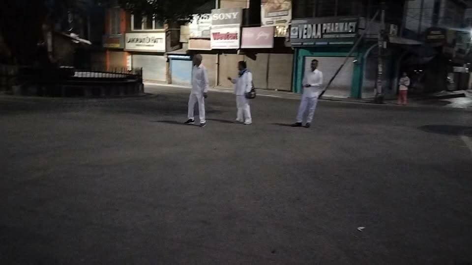#सत्य साईं ट्रस्ट की ओर से शनिवार सुबह प्रभात फेरी का आयोजन किया गया। प्रभात फेरी दो भागों में हुई पहले महिलाओं की टोली और गिर पुरुषों की अलग टोली पड़ल से शुरू होकर आईटीआई पुल, मंडी शहर और सेरी मंच होते हुए वापस पड़ल पहुंची।प्रभात फेरी के दौरान श्रद्धालु हरि नारायण ,भगवान शिव और श्री गोपाल के भजन गाते हुए आगे बढ़े। भजनों से शहर का वातावरण भक्तिमय हो गया और श्रद्धालुओं ने पूरे उत्साह के साथ प्रभात फेरी में भाग लिया।प्रभात फेरी के समापन पर श्रद्धालु वापस पड़ल मैदान पहुंचे, जहां सत्य साईं ट्रस्ट की ओर से विशाल टेंट लगाया गया है। यहां श्रद्धालुओं के लिए बैठने सहित अन्य आवश्यक व्यवस्थाएं की गई हैं।
#फॉलो@ #Public