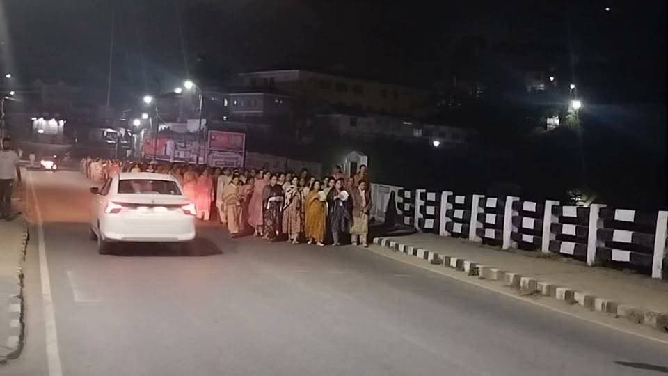 भजनों से गूंजा मंडी शहर, सत्य साईं ट्रस्ट ने निकाली प्रभात फेरी
मंडी। सत्य साईं ट्रस्ट की ओर से शनिवार सुबह प्रभात फेरी का आयोजन किया गया। प्रभात फेरी दो भागों में हुई पहले महिलाओं की टोली और गिर पुरुषों की अलग टोली पड़ल से शुरू होकर आईटीआई पुल, मंडी शहर और सेरी मंच होते हुए वापस पड़ल पहुंची।
प्रभात फेरी के दौरान श्रद्धालु हरि नारायण ,भगवान शिव और श्री गोपाल के भजन गाते हुए आगे बढ़े। भजनों से शहर का वातावरण भक्तिमय हो गया और श्रद्धालुओं ने पूरे उत्साह के साथ प्रभात फेरी में भाग लिया।
प्रभात फेरी के समापन पर श्रद्धालु वापस पड़ल मैदान पहुंचे, जहां सत्य साईं ट्रस्ट की ओर से विशाल टेंट लगाया गया है। यहां श्रद्धालुओं के लिए बैठने सहित अन्य आवश्यक व्यवस्थाएं की गई हैं।