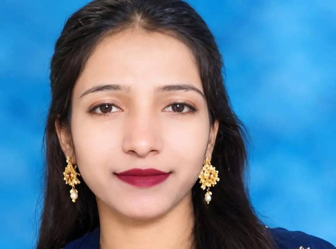 प्रेमी संग लाखों के जेवर लेकर भागी युवती, पीछा छुड़ाने को युवक ने दोस्तों संग मिलकर मार डाला
कासगंज में बॉयफ्रेंड ने अपने 3 दोस्तों के साथ मिलकर 18 साल की गर्लफ्रेंड की हत्या कर दी। पहले उसी के दुपट्टे से गला घोंटा, फिर चाकू से गला काट दिया। गर्लफ्रेंड अपने बॉयफ्रेंड पर भगा ले जाने का दबाव बना रही थी। कहती थी-अगर मेरी बात नहीं मानी, तो झूठे केस में फंसा दूंगी। तुम्हें जेल भिजवा दूंगी।
बॉयफ्रेंड डर गया था। वह गर्लफ्रेंड से पीछा छुड़ाना चाहता था। उसे कुछ रुपए की भी जरूरत थी। उसने बहाने से जेवर-कैश के साथ गर्लफ्रेंड को मिलने बुलाया। फिर लड़की की हत्या करके कैश और जेवर लेकर भाग गया।
गुरुवार दोपहर पुलिस ने युवती के बॉयफ्रेंड समेत 4 आरोपियों को गिरफ्तार कर लिया। उनके पास युवती के 1 लाख 35 हजार रुपए, जेवर और मोबाइल बरामद किया गया है।
घटना के खुलासे के लिए पुलिस की 5 टीमें लगाई गई थीं। मौके पर मिला बॉयफ्रेंड का हेडफोन अहम सुराग साबित हुआ, जिससे पुलिस उस तक पहुंच पाई। मामला शहर कोतवाली इलाके का है।
पहले एक नजर पूरे मामले पर...
जिला मुख्यालय से 17 किलोमीटर दूर गांव अशोक नगर है। यहां रहने वाली वाली नेहा का अपने घर से 500 मीटर गला कटा शव मिला था। परिवार के मुताबिक, नेहा अपनी बड़ी बहन निशा को नशीला पदार्थ खिलाकर घर से करीब 3 लाख रुपए और जेवर लेकर भाग गई थी। निशा की अक्टूबर में शादी होनी थी। उसी के लिए जेवर और कैश घर में रखा था।
काफी देर तक घर नहीं लौटने पर घरवालों ने उसकी तलाश शुरू की। घरवालों को बुधवार को ट्यूबवेल की छत पर लाश मिलने की सूचना मिली। नेहा 6 भाई-बहनों में सबसे छोटी थी।
भाई शाहरुख ने बताया था- मंगलवार रात परिवार के लोग खाना खाकर सो गए थे। इसके बाद नेहा घर से निकल गई। बुधवार तड़के 3 बजे देखा, तो वह घर पर नहीं थी। तलाश करने पर उसकी बॉडी मिली थी.
अब पढ़िए बॉयफ्रेंड ने पुलिस को जो कुछ बताया...
एसपी ओपी सिंह के मुताबिक, पूछताछ में बॉयफ्रेंड समीर ने बताया कि नेहा की करीब 3-4 साल से अरशद से दोस्ती थी। समीर ने भी दो-तीन महीने पहले नेहा से दोस्ती कर ली थी। समीर को कुछ रुपए की जरूरत थी। कुछ दिन पहले नेहा ने उसे 8 हजार रुपए दिए थे।
इसके बाद नेहा ने बताया कि उसकी मां के पास कमेटी के कुछ रुपए और जेवर रखे हैं। उसने समीर से कहा था कि अगर वह उसे अपने साथ ले जाए, तो रुपए और जेवर लाकर उसे दे देगी। नेहा ने साथ नहीं ले जाने पर मुकदमे में फंसाने की बात भी कही थी।
3 दोस्तों को साथ लेकर बनाया हत्या का प्लान
रुपए और जेवर हड़पने के साथ ही नेहा से पीछा छुड़ाने के लिए समीर ने अरशद, अमित और अरसलान के साथ मिलकर योजना बनाई। चारों ने तय किया कि नेहा जो सामान लेकर आएगी, उसे आपस में बांट लेंगे। इसके बाद नेहा 1 लाख 35 हजार 100 रुपए और सोने-चांदी के जेवर लेकर उनके पास पहुंचीl
खेत की कोठरी के पास ले जाकर मार डाला
चारों आरोपी नेहा को पास के फतेह सिंह के खेत में बने ट्यूबवेल की चारदीवारी के अंदर कोठरी के पास ले गए। वहां दुपट्टे से उसका गला दबाया गया, जिससे वह बेहोश हो गई। इसके बाद समीर ने चाकू से उसकी गर्दन पर वार कर दिया।
कपड़े और चप्पल जलाकर सबूत मिटाने की कोशिश
पुलिस के अनुसार, सबूत मिटाने के लिए आरोपियों ने नेहा के कपड़े और हवाई चप्पल उतार लिए। शव को ट्यूबवेल की कोठरी की छत पर दीवार के किनारे रख दिया गया। नेहा का बैग, मोबाइल से निकाली गई सिम, कपड़े और चप्पल फतेह सिंह के खेत के पास पुरानी रेलवे लाइन की झाड़ियों में ले जाकर जला दिए गए।
वो लोग बॉडी भी जलाना चाह रहे थे, लेकिन एक गाड़ी की रोशनी देखकर वह घबरा गए और शव छोड़कर भाग गए। जांच में यह भी सामने आया कि घटना से 2 दिन पहले आरोपियों ने घटनास्थल की रेकी की थी। ट्यूबवेल की दीवार में बने झरोखों को ईंटों से बंद किया गया था, जिससे अंदर किसी की नजर न पड़े।
हेडफोन बना अहम सुराग
पुलिस के मुताबिक, घटनास्थल से एक आरोपी का गिरा हुआ हेडफोन मिला था। यह पुलिस के लिए अहम सुराग साबित हुआ और जांच आगे बढ़ी। पुलिस के अनुसार, नेहा से रेप की पुष्टि नहीं हुई है। चारों आरोपियों को गिरफ्तार कर जेल भेज दिया गया है।