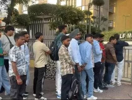 नोएडा में iPhone-18 के लिए लंबी लाइन, मॉल में भीड़: पंजाब से आया खरीदार बोला- सुबह से लाइन में लगा, तब नंबर आया; 2 Pro Max खरीदे
भारत में आज से एपल के नए iPhone 18 Pro और Pro Max की बिक्री शुरू हो गई है। नोएडा में स्थित यूपी के इकलौते एपल स्टोर पर सुबह 6 बजे से ही खरीदारों की भीड़ जुटने लगी। 7 बजते-बजते वहां लंबी लाइन लग गई। पंजाब, हरियाणा और उत्तराखंड जैसे बॉर्डर स्टेट से लोग नया आईफोन लेने के लिए नोएडा पहुंच रहे हैं।
लॉन्च का पहला दिन होने के कारण सेक्टर-18 स्थित DLF मॉल में बना एपल रिटेल स्टोर तय समय से पहले, यानी सुबह 8 बजे ही खोल दिया गया। स्टोर खुलते ही कर्मचारियों ने तालियां बजाकर ग्राहकों का स्वागत किया। लोगों को बारी-बारी से अंदर जाने दिया गया। लोग आईफोन लेकर बाहर निकले तो नाचते-गाते नजर आए।
सबसे पहले आईफोन लेकर बाहर आए युवक ने बताया- मैं पंजाब से आया हूं। हमारे यहां अभी नए फोन की बिक्री शुरू नहीं हुई है, इसलिए मैं पहले दिल्ली गया था। वहां स्टोर पर बहुत ज्यादा भीड़ थी, तो मैंने कैब ली और सीधे नोएडा आ गया। मैं यहां सुबह 6 बजे ही पहुंच गया था और लाइन में सबसे पहला व्यक्ति था। मैंने दो iPhone 18 Pro Max खरीदे हैं।
बता दें कि भारत में एपल के कुल 6 आधिकारिक रिटेल स्टोर्स हैं, जिनमें मुंबई में दो और दिल्ली, नोएडा, बेंगलुरु, पुणे में एक-एक स्टोर शामिल हैं। इन 6 स्टोर्स पर सबसे पहले नए आईफोन की बिक्री शुरू हुई। लखनऊ में भी स्टोर्स पर लोगों की भीड़ दिख रही है। लोगों की भीड़ को देखते हुए कंपनी ने स्टोर्स को रात 10 बजे तक खुले रखने का फैसला किया है।
स्टोर के बाहर लाइन में लगे लोगों ने क्या कहा? पढ़िए-
हरियाणा के रोहतक से आए अर्णव फोगाट ने बताया कि प्री-बुकिंग कराने के लिए पिछले 15 मिनट से लाइन में खड़ा हूं। उम्मीद थी कि प्री-बुकिंग के बाद जल्दी ऑर्डर मिल जाएगा। इसको लेकर लोगों में काफी क्रेज है।
आकाश ने बताया- मैंने 12 तारीख को ही इसकी प्री-बुकिंग करा दी थी। इसके वेपर चैंबर और बेहतर हीट मैनेजमेंट का फीचर पसंद आया। कैमरे में शटर बटन भी जोड़ा गया है, इसलिए मुझे इसके ये फीचर्स पसंद आए।
शिवम ने बताया- मैं करीब एक घंटे से इंतजार कर रहा हूं। पहले से प्री-बुकिंग कराई थी, ताकि नया फोन जल्दी मिल सके। लेकिन, बहुत इंतजार करना पड़ रहा है। नया फोन आया है, इसलिए सोचा कि इसे इस्तेमाल करके नई टेक्नोलॉजी को एक्सप्लोर करेंगे