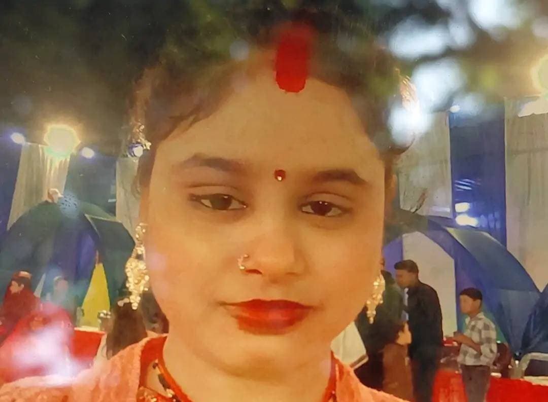 जुड़वा बच्चों को जन्म देने के बाद महिला की मौत: ऑपरेशन के बाद बिगड़ी हालत, परिजनों ने अस्पताल पर लापरवाही का आरोप लगाया
फर्रुखाबाद के एक नर्सिंग होम में ऑपरेशन के बाद एक महिला की तबीयत बिगड़ गई, जिससे उसकी मौत हो गई। महिला ने ऑपरेशन से जुड़वा बेटों को जन्म दिया था। नर्सिंग होम से रेफर किए जाने के बाद परिजन उसे लोहिया अस्पताल लेकर पहुंचे, जहां डॉक्टरों ने उसे मृत घोषित कर दिया।
हरदोई जनपद के सवायजपुर थाना क्षेत्र निवासी अभिषेक जोशी ने बताया कि उनकी बहन अंजलि की शादी साल 2024 में फर्रुखाबाद के नवाबगंज थाना क्षेत्र के गनीपुर जोगपुर निवासी अमन के साथ हुई थी। सोमवार सुबह करीब 3 बजे अंजलि को प्रसव पीड़ा शुरू हुई।
इस पर अंजलि के ससुराल वाले उसे शहर के एक नर्सिंग होम ले गए। यहां ऑपरेशन से उसकी डिलीवरी हुई और उसने दो जुड़वा बेटों को जन्म दिया। डिलीवरी के बाद अंजलि की तबीयत बिगड़ने लगी। बताया गया कि उसका खून बहना बंद नहीं हो रहा था और बच्चेदानी फैल चुकी थी।
नर्सिंग होम के डॉक्टरों ने दूसरा ऑपरेशन भी किया, लेकिन उसकी हालत में कोई सुधार नहीं हुआ। शाम करीब 8 बजे नर्सिंग होम संचालक ने एम्बुलेंस मंगाई और परिजनों से अंजलि को ले जाने को कहा। कुछ ही देर बाद अंजलि की मौत हो गई।
अभिषेक ने बताया कि उन्होंने पुलिस को भी सूचना दी, जिसके बाद पुलिस मौके पर पहुंची। सोमवार रात करीब 2 बजे भाई अंजलि को लेकर लोहिया अस्पताल की इमरजेंसी पहुंचे, जहां डॉक्टरों ने उसे मृत घोषित कर दिया। अस्पताल प्रशासन ने शव को मोर्चरी में रखवा दिया है और थाना पुलिस को सूचना दे दी है।