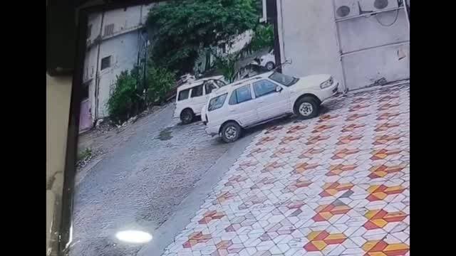 झाँसी में बेकाबू ट्रक का तांडव, दुकान में जा घुसा वाहन,दो कार और स्कूटी क्षतिग्रस्त, शो-रूम का शीशा चकनाचूर; CCTV में कैद हुआ हादसा #Jhansi MediaCell Jhansi