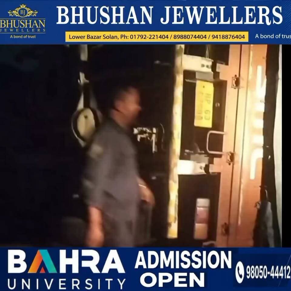 नेशनल हाईवे 5 पर सोलन के नजदीक डिवाइडर से टकराने के बाद पलटा कैंटर। दो लोग थे सवार।
