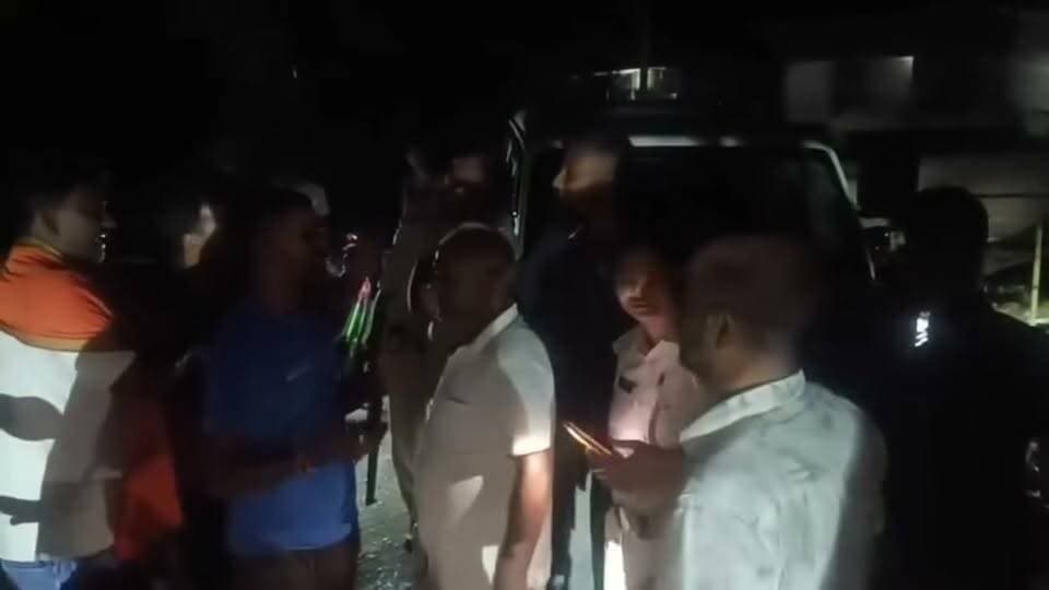 बेगूसराय मे श्रीपुर पंचायत में मध निषेध की छापामारी से मचा बवाल। साजिश के तहत सुचना पर पहुंची पुलिस।