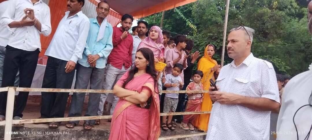 आज अनंत चतुर्दशी के अवसर पर जिलेभर में कई स्थानों पर गणेश प्रतिमा विसर्जन किया जा रहा है।
कलेक्टर एवं जिला मजिस्ट्रेट श्री Collector Shivpuri ने समस्त एसडीएम, तहसीलदार को कड़ी निगरानी के निर्देश दिए हैं, ताकि शांतिपूर्ण वातावरण में सुव्यवस्थित तरीके से प्रतिमा विसर्जित हों।
निर्देशानुसार धुबीया तालाब खनियाधाना, सनवारा तालाब कोलारस,मसीद घाट बमोरकला,मोतीसागर तालाब पिछोर में राजस्व अधिकारियों ने निरीक्षण किया और व्यवस्थाएं देखीं।
#shivpuri
