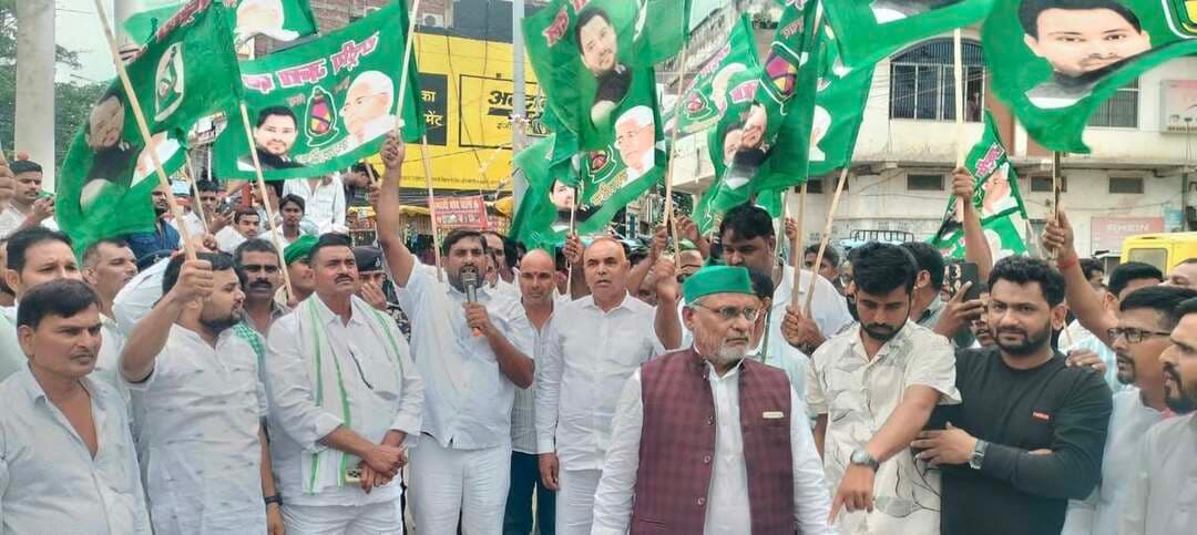 वोटर लिस्ट और चुनाव प्रक्रिया को लेकर राजद का हं#गामा, बक्सर में मुख्य चुनाव आयुक्त का पुतला फूं#का ..
खबर कमेंट बॉक्स ..