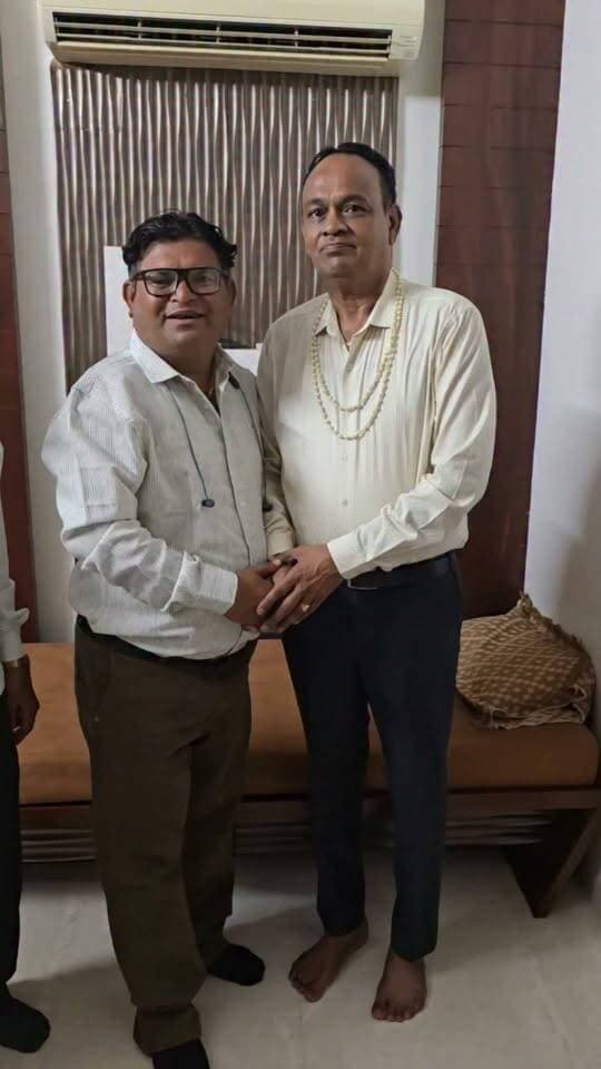 सुबह से बाड़मेर के नए सभापति का स्वागत करने पहूंचे शहर के लोग।
BJP Rajasthan BJP Barmer Swaroop Singh Khara Dr Priyanka Chaudhary Mewaram Jain Ravindra Singh Bhati