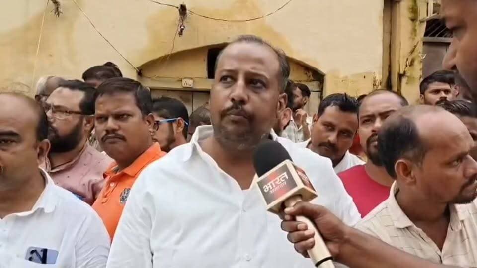 "PWD ने धमकी दिया.."
इमरान कादरी के 104 साल पुराने मकान को VDA ने अवैध बताकर ध्वस्त कर दिया... Vda ने 15 दिन पहले नोटिस दिया था लेकिन इमरान ने आरोप लगाया है कि 23 सितंबर को नोटिस मिली थी और 24 को मेरा मकान और रेस्टोरेंट VDA ने ध्वस्त कर दिया...