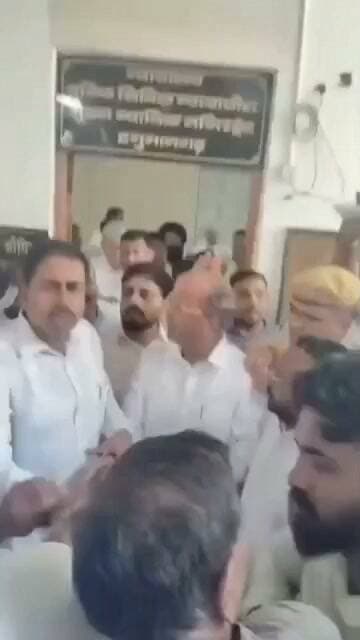हनुमानगढ़
विधायक गणेशराज बंसल को किया कोर्ट में पेश
CID CB ने हनुमानगढ़ कोर्ट में किया पेश
CID CB मांगेगी विधायक का और रिमांड
4 दिन के रिमांड पर हैं विधायक गणेशराज बंसल
विधायक पर दर्ज पुराने कई मामलों को भी पुलिस ने खोला
विधायक गणेशराज बंसल पर दर्ज हुए हैं 85 से ज्यादा मुकदमे
कई मुकदमों की अभी भी चल रही हैं जांच