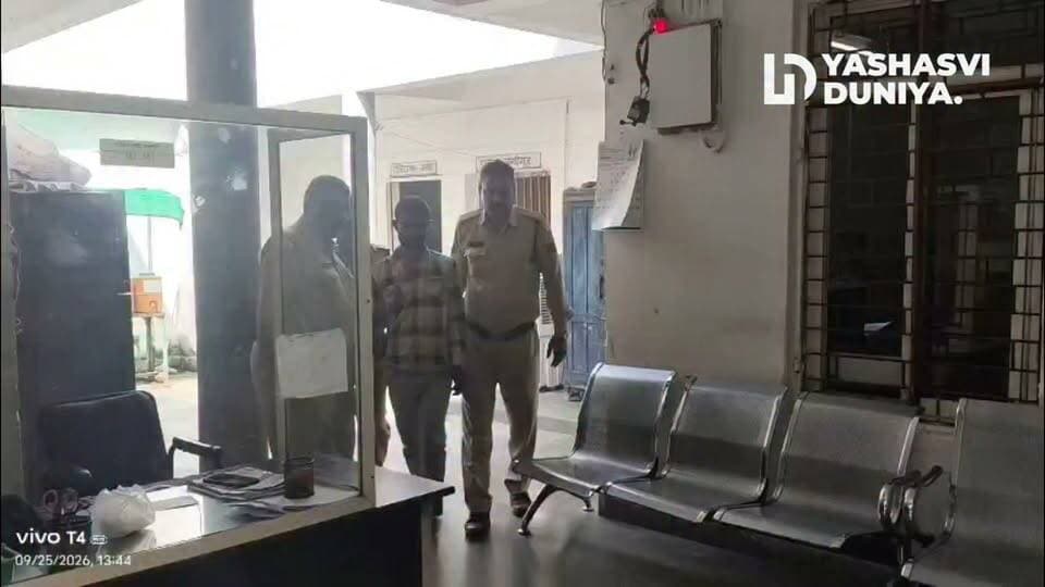 # भानपुरा पुलिस की बड़ी कार्रवाई, 481 किलो डोडाचूरा जब्त
मंदसौर जिले के भानपुरा थाना पुलिस ने अवैध मादक पदार्थ तस्करी के खिलाफ कार्रवाई करते हुए 481 किलो 592 ग्राम डोडाचूरा जब्त किया है। पुलिस के अनुसार जब्त डोडाचूरा की अनुमानित कीमत करीब 10 लाख रुपये है। कार्रवाई 23 सितंबर 2026 को मुखबिर की सूचना पर ग्राम धनकपुरा स्थित श्मशान घाट के सामने की गई। पुलिस ने मक्का के कट्टों के बीच छिपाकर डोडाचूरा ले जा रहे टाटा कंपनी के ट्रक क्रमांक RJ14 GH6295 को भी जब्त किया, जिसकी कीमत करीब 30 लाख रुपये बताई गई है। मामले में राजू उर्फ राजवीर सिंह राठौर (23), निवासी नयागांव, थाना भानपुरा को गिरफ्तार किया गया। पुलिस ने आरोपी के खिलाफ एनडीपीएस एक्ट की धारा 8/15, 29 के तहत प्रकरण दर्ज कर जांच शुरू कर दी है। पुलिस के अनुसार मामले में गोपाल सिंह और दाणी सिंह फरार हैं। कार्रवाई में थाना प्रभारी उपनिरीक्षक विनय बुंदेला सहित पुलिस टीम की महत्वपूर्ण भूमिका रही।