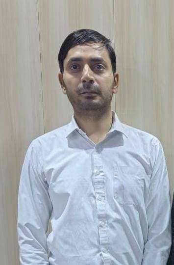 शामली
विजिलेंस के शिकंजे में खनन अधिकारी और संविदा लिपिक
85 हजार रुपये की कथित रिश्वत लेते खनन अधिकारी सुधाकर सिंह और लिपिक सद्दाम पकड़े गए
बालू खनन से जुड़े आवेदन को आगे बढ़ाने के नाम पर रिश्वत मांगने का आरोप
विजिलेंस टीम की कार्रवाई में खनन अधिकारी के कार्यालय से करीब 8 लाख रुपये और आवास से करीब 63 लाख रुपये नकद बरामद होने की रिपोर्ट
कुल करीब 71 लाख रुपये कैश बरामदगी की बात सामने आई
अधिकारी के बैंक खाते में पहले ही 50 हजार रुपये ट्रांसफर कराए जाने की भी जानकारी
मेरठ विजिलेंस टीम ने कार्रवाई के बाद दोनों को आदर्श मंडी थाने ले जाकर पूछताछ शुरु।
@dm_shamli @shamlipolice #BreakingNews #ShamliNews