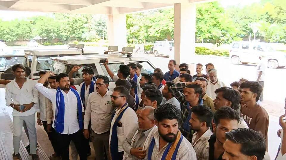 भीम आर्मी ने जनहित की मांगों को लेकर सौंपा ज्ञापन
सड़क, स्वास्थ्य, आरक्षण, प्रतिनिधित्व और सफाईकर्मियों की समस्याओं के निराकरण की मांग 📰
#अशोकनगर #fbyシvideo #NewsUpdate #local